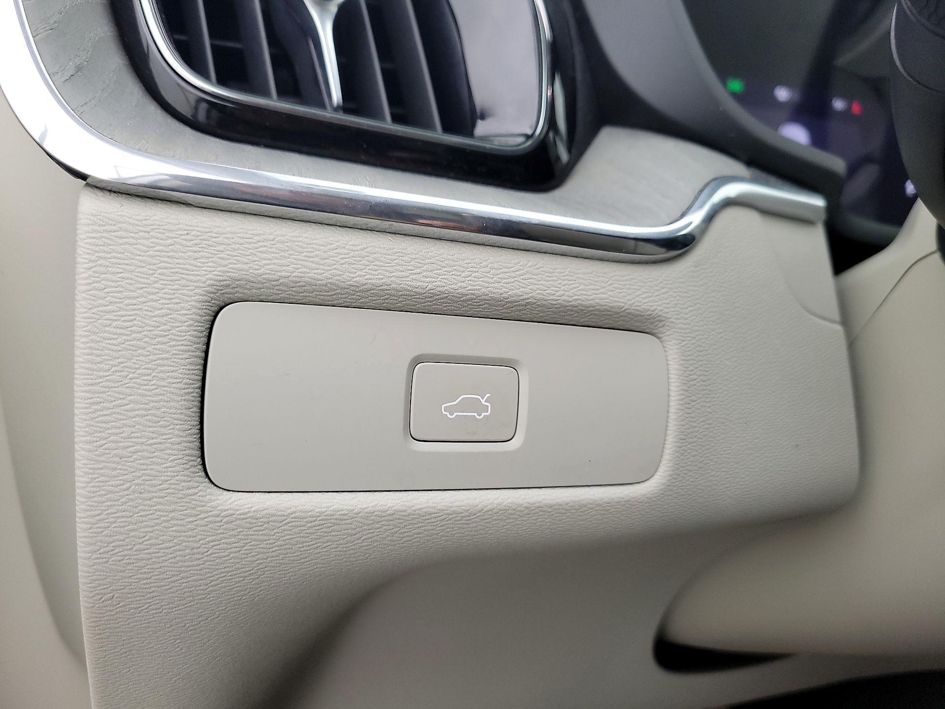 Thumbnail: 2023 Volvo XC60 - 13