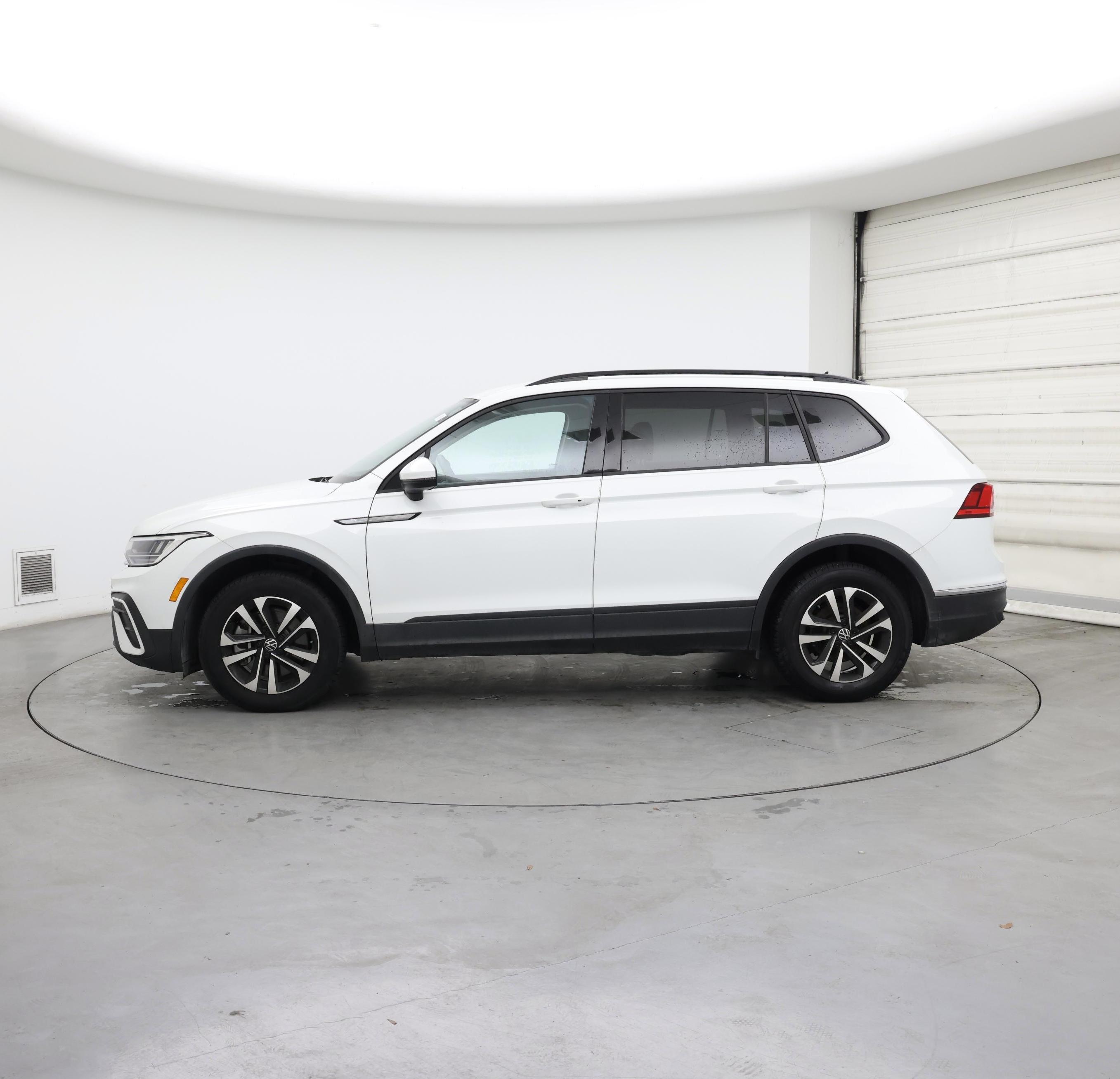 Thumbnail: 2023 Volkswagen Tiguan - 3