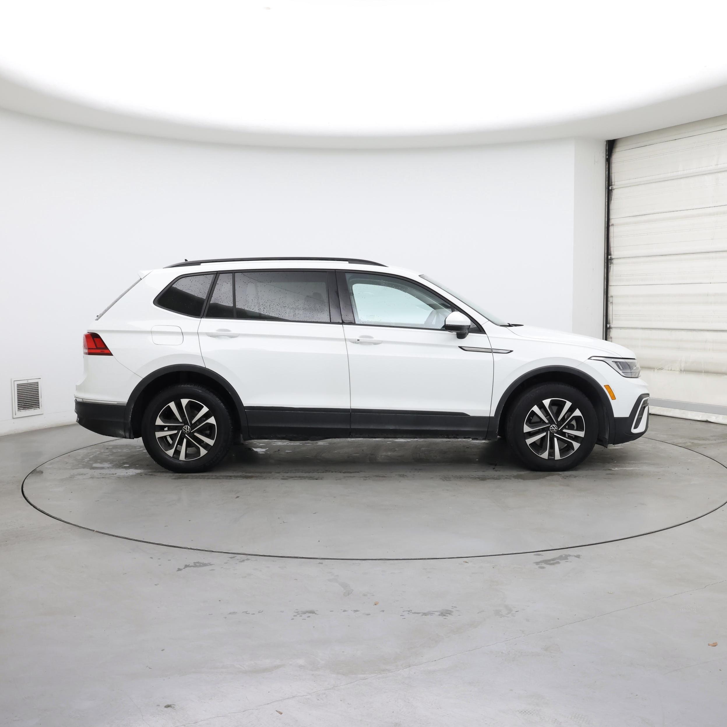 Thumbnail: 2023 Volkswagen Tiguan - 7