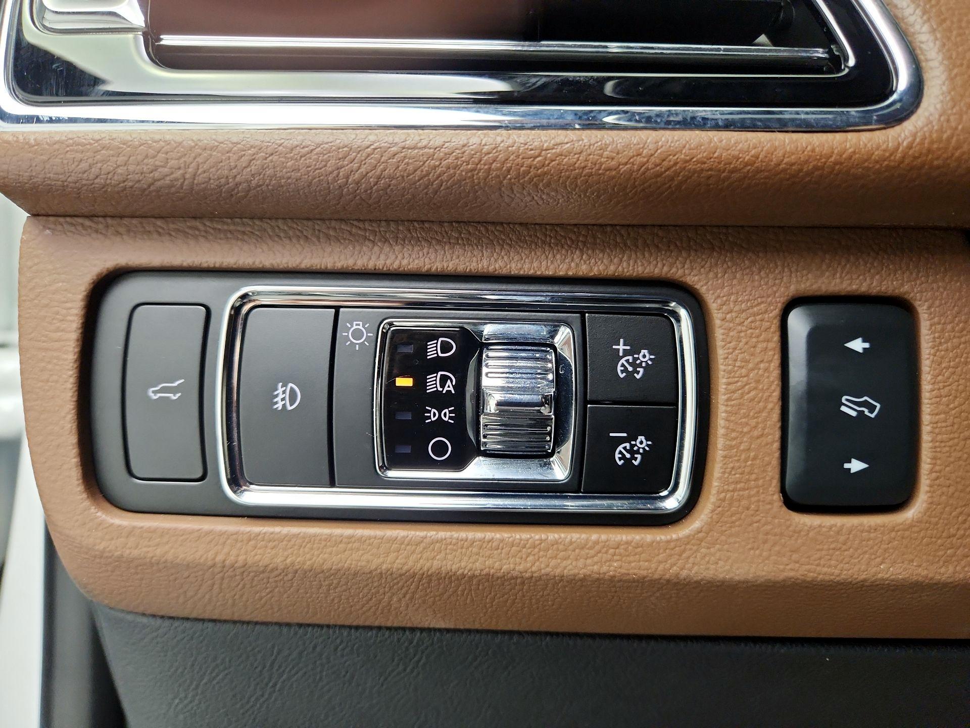 Thumbnail: 2024 Lincoln Navigator L - 13