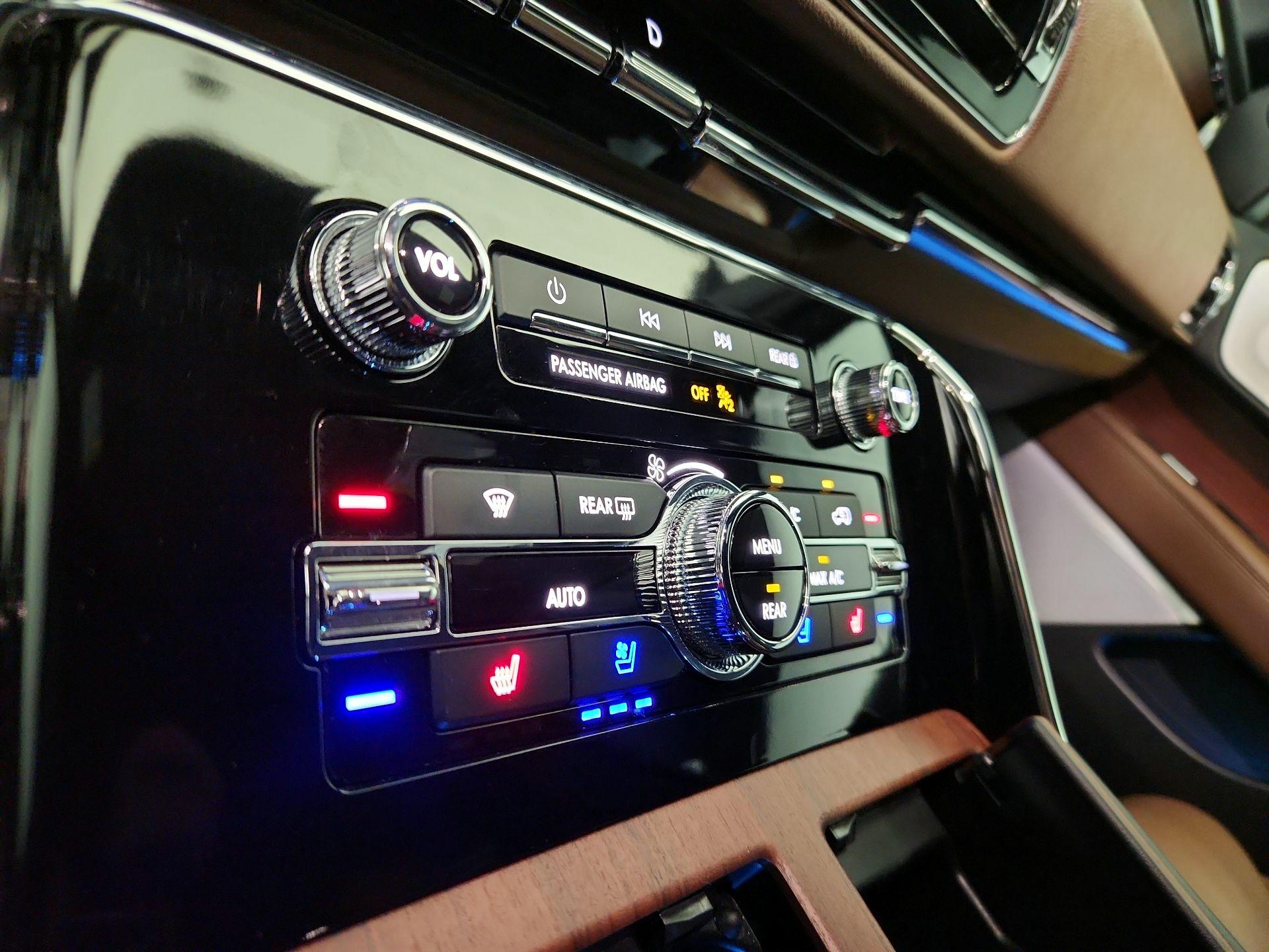 Thumbnail: 2024 Lincoln Navigator L - 17