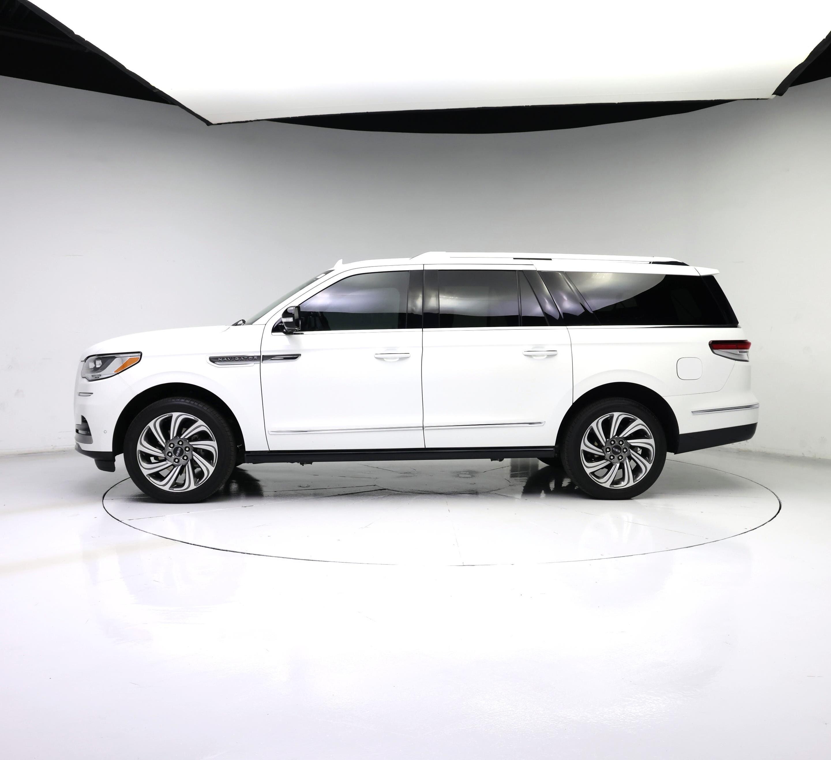 Thumbnail: 2024 Lincoln Navigator L - 3