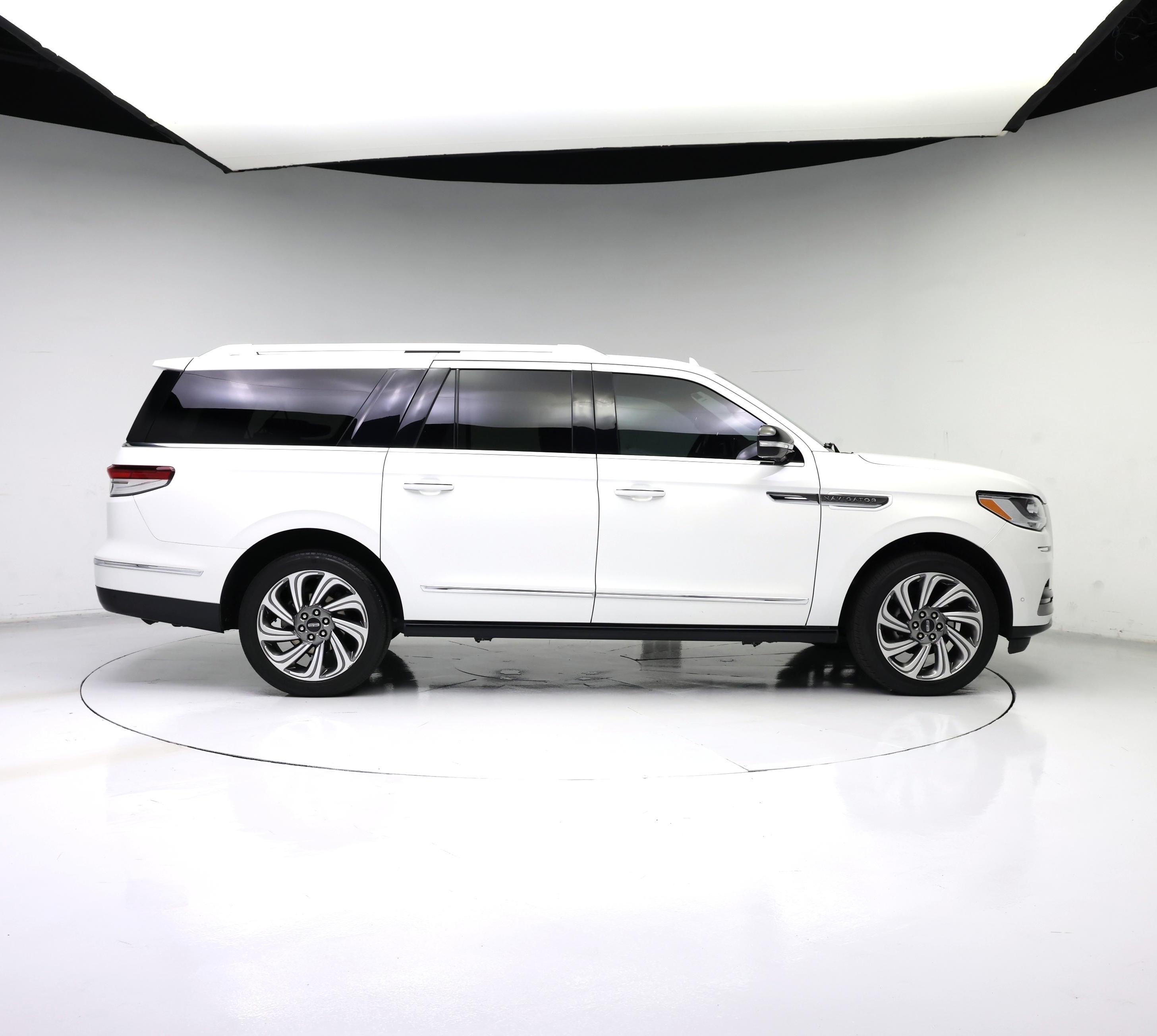 Thumbnail: 2024 Lincoln Navigator L - 7
