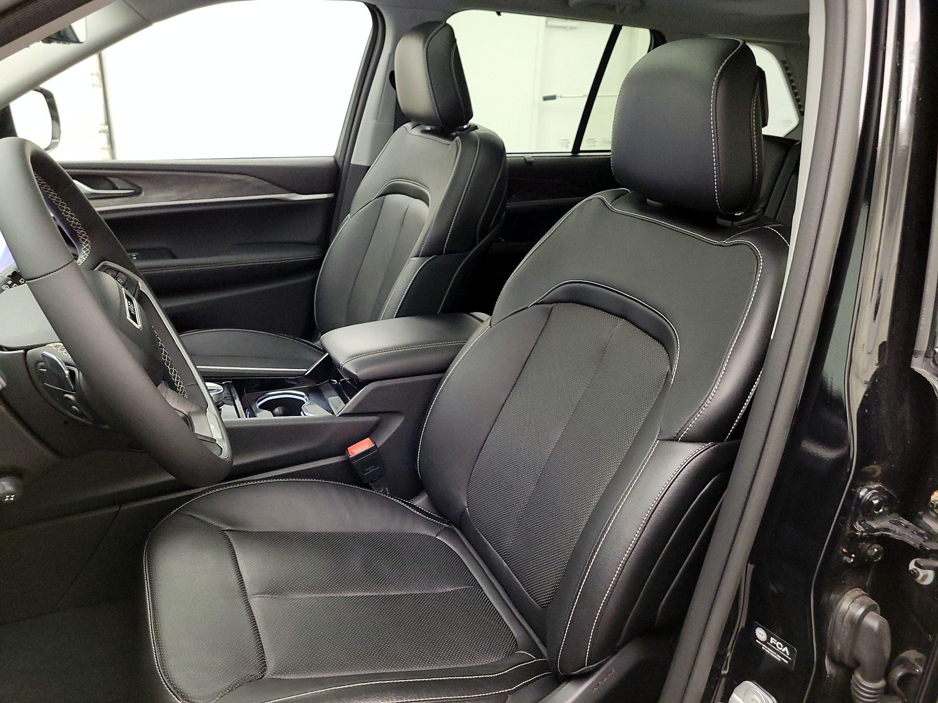 Thumbnail: 2023 Jeep Grand Cherokee - 11