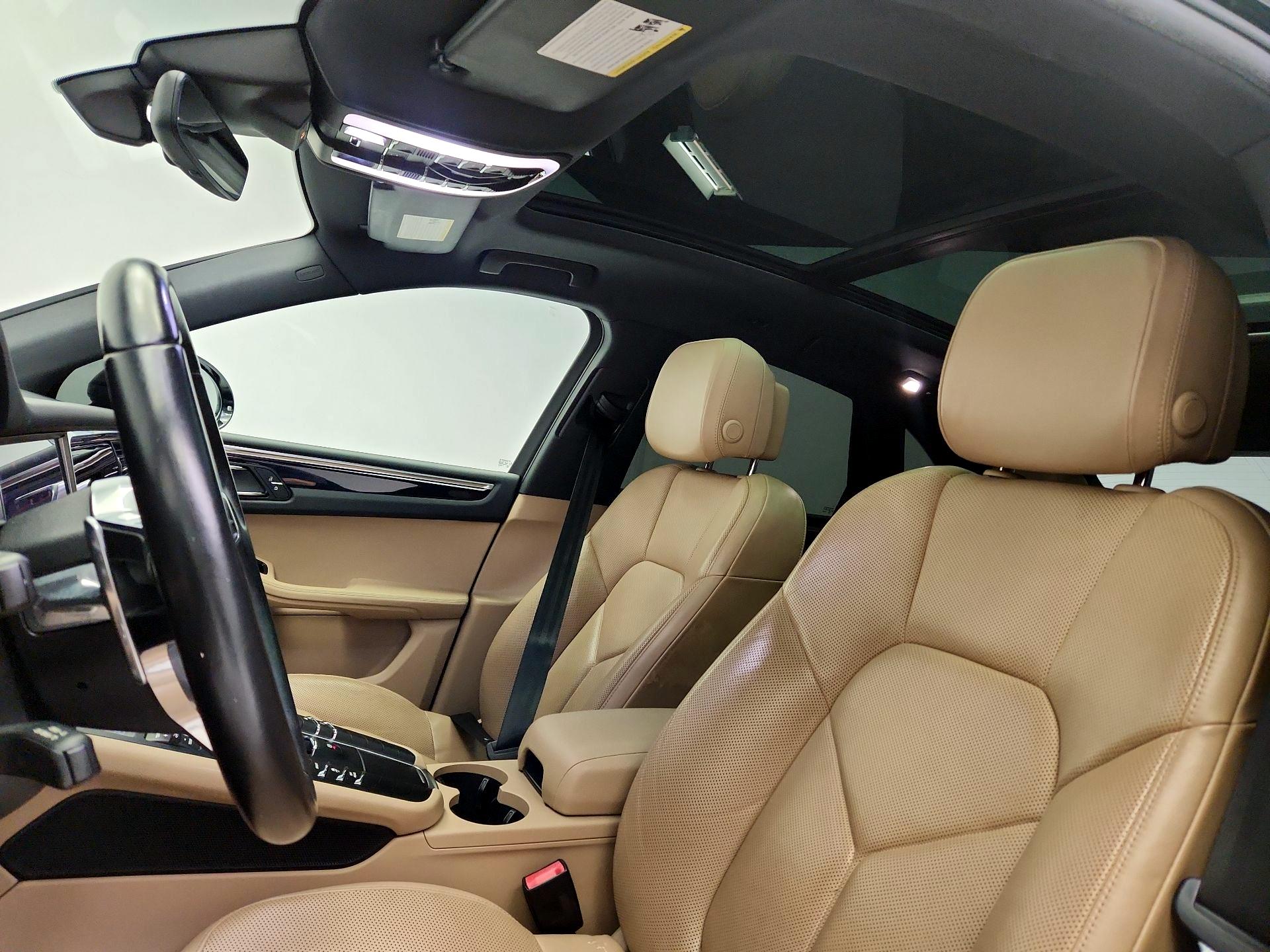 Thumbnail: 2020 Porsche Macan - 20