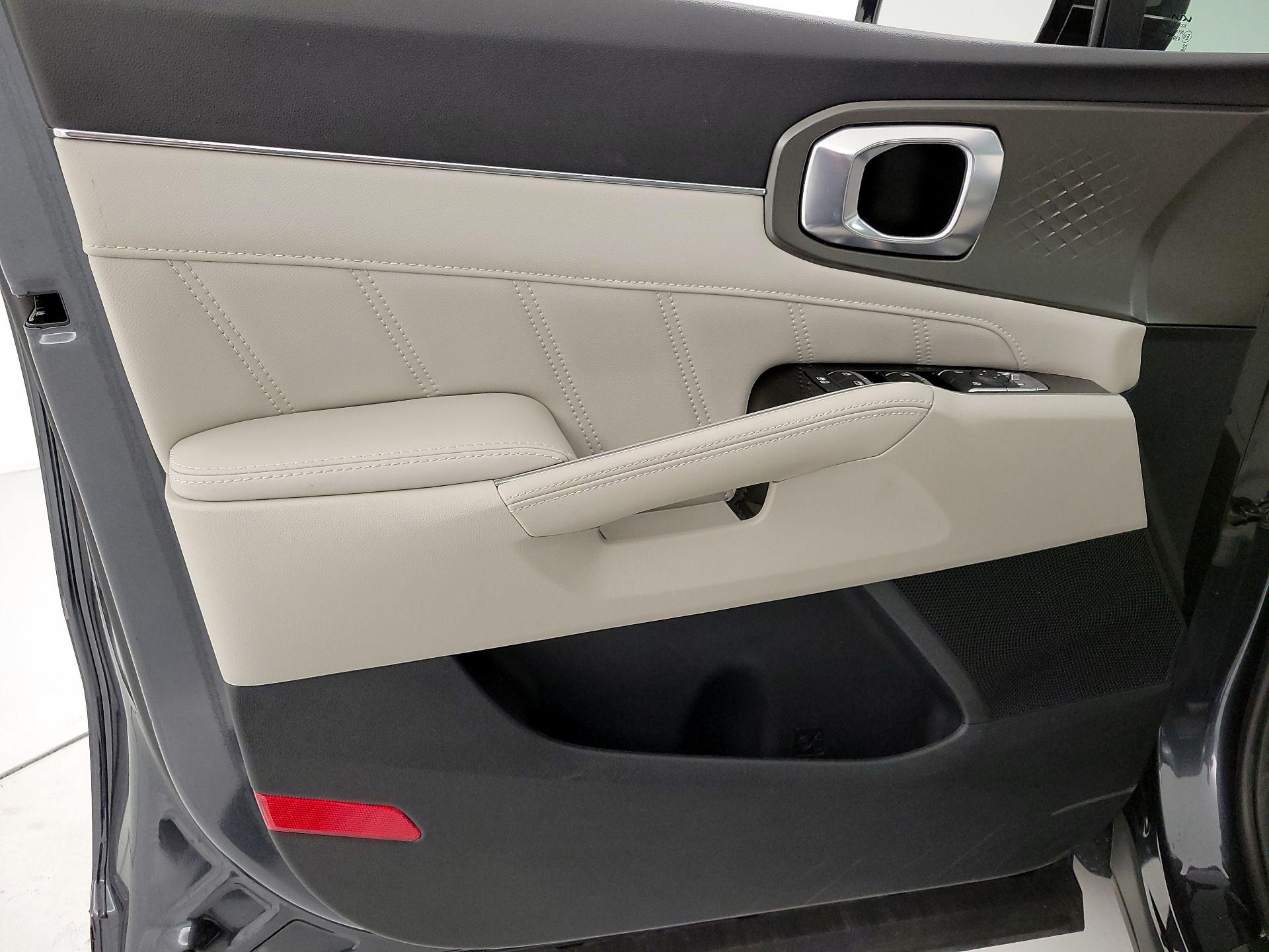 Thumbnail: 2023 Kia Sorento - 12