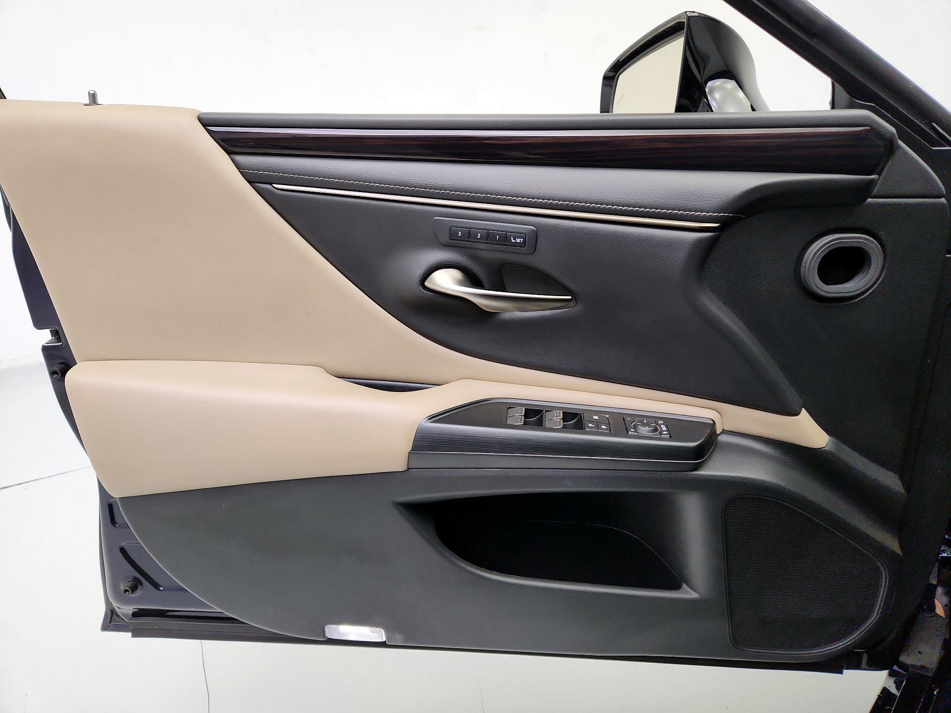 Thumbnail: 2021 Lexus ES - 12