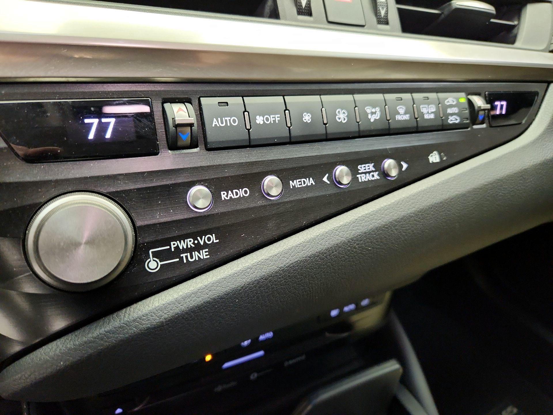 Thumbnail: 2021 Lexus ES - 17