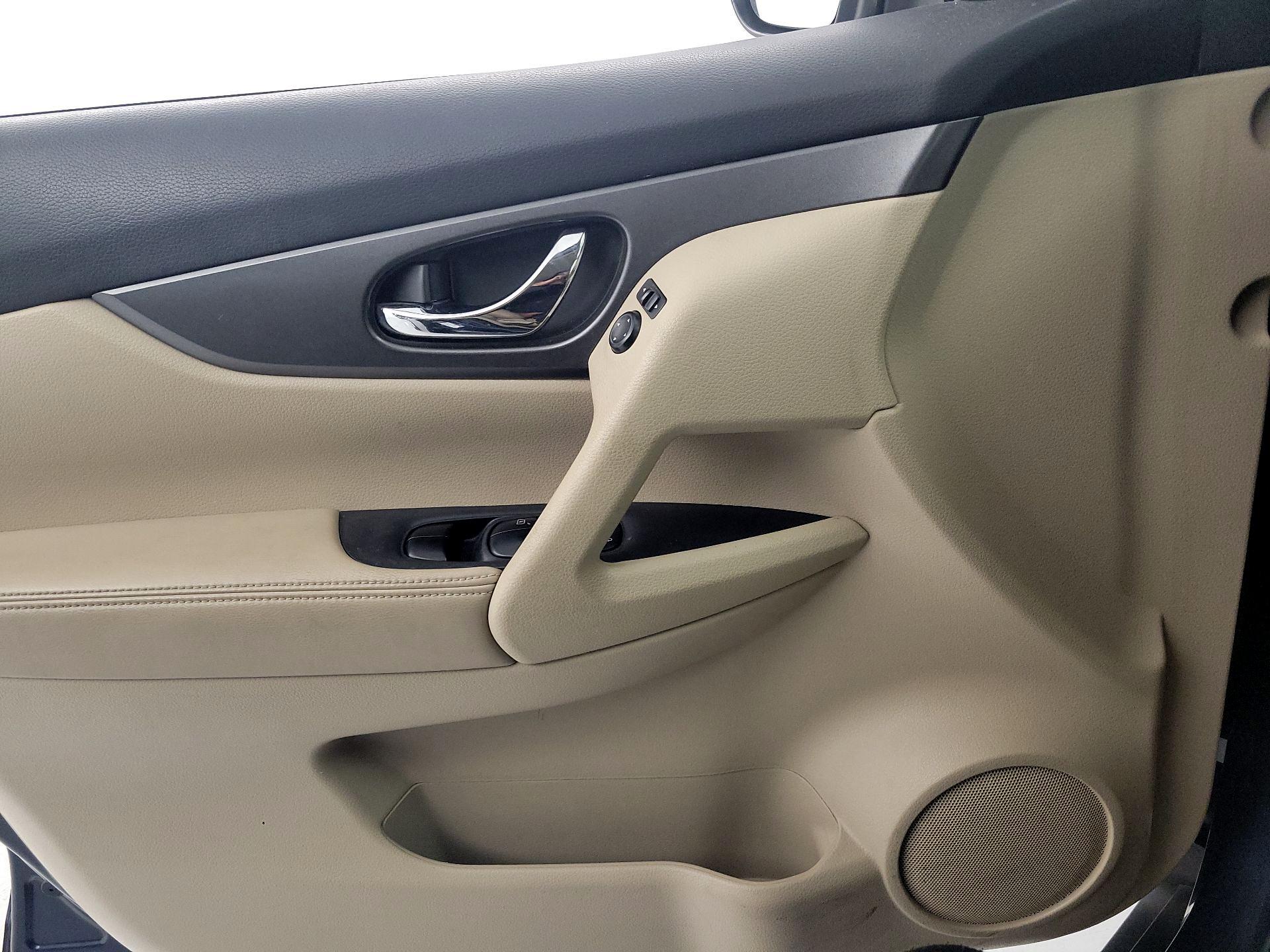 Thumbnail: 2015 Nissan Rogue - 12