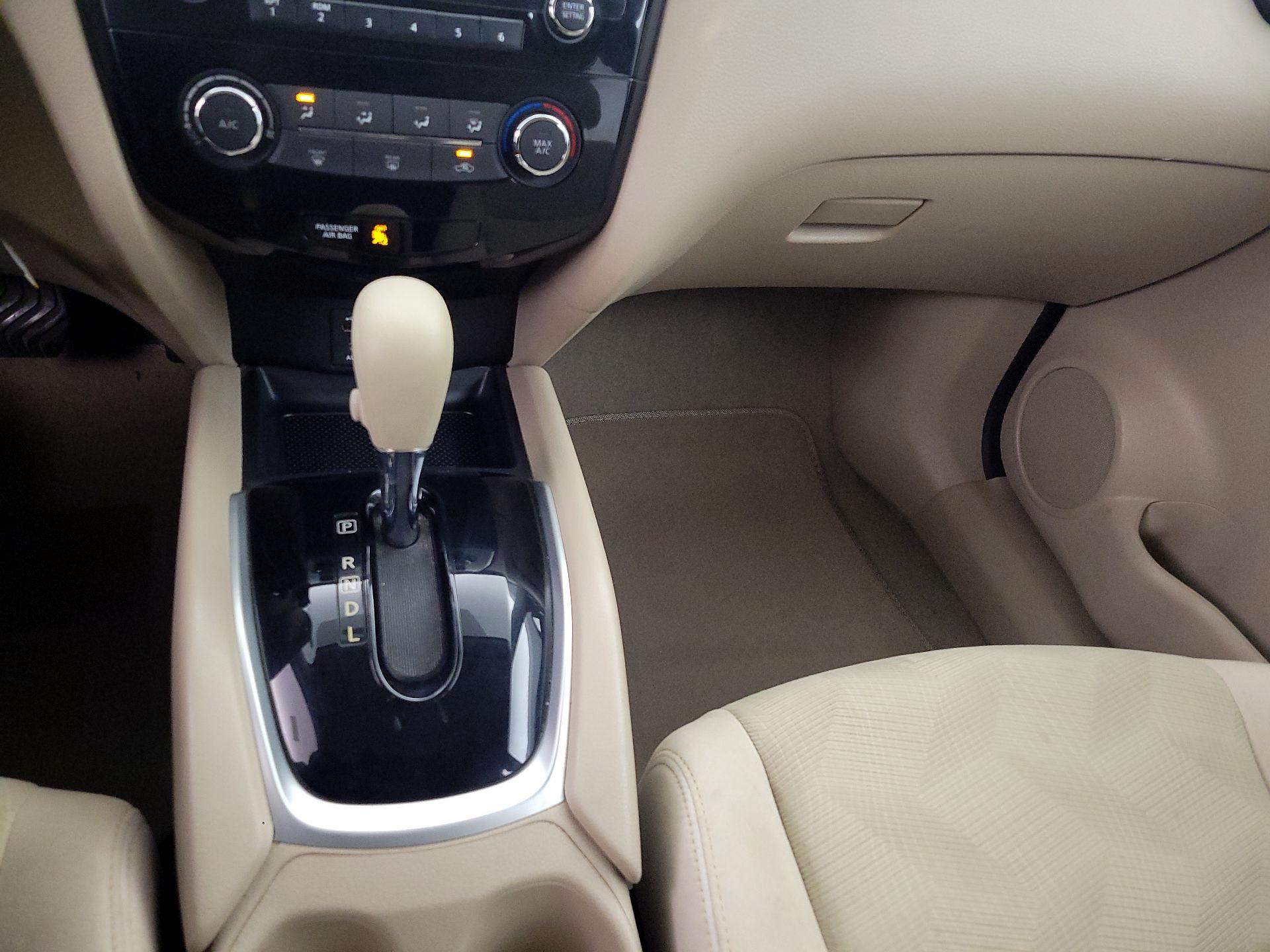 Thumbnail: 2015 Nissan Rogue - 17