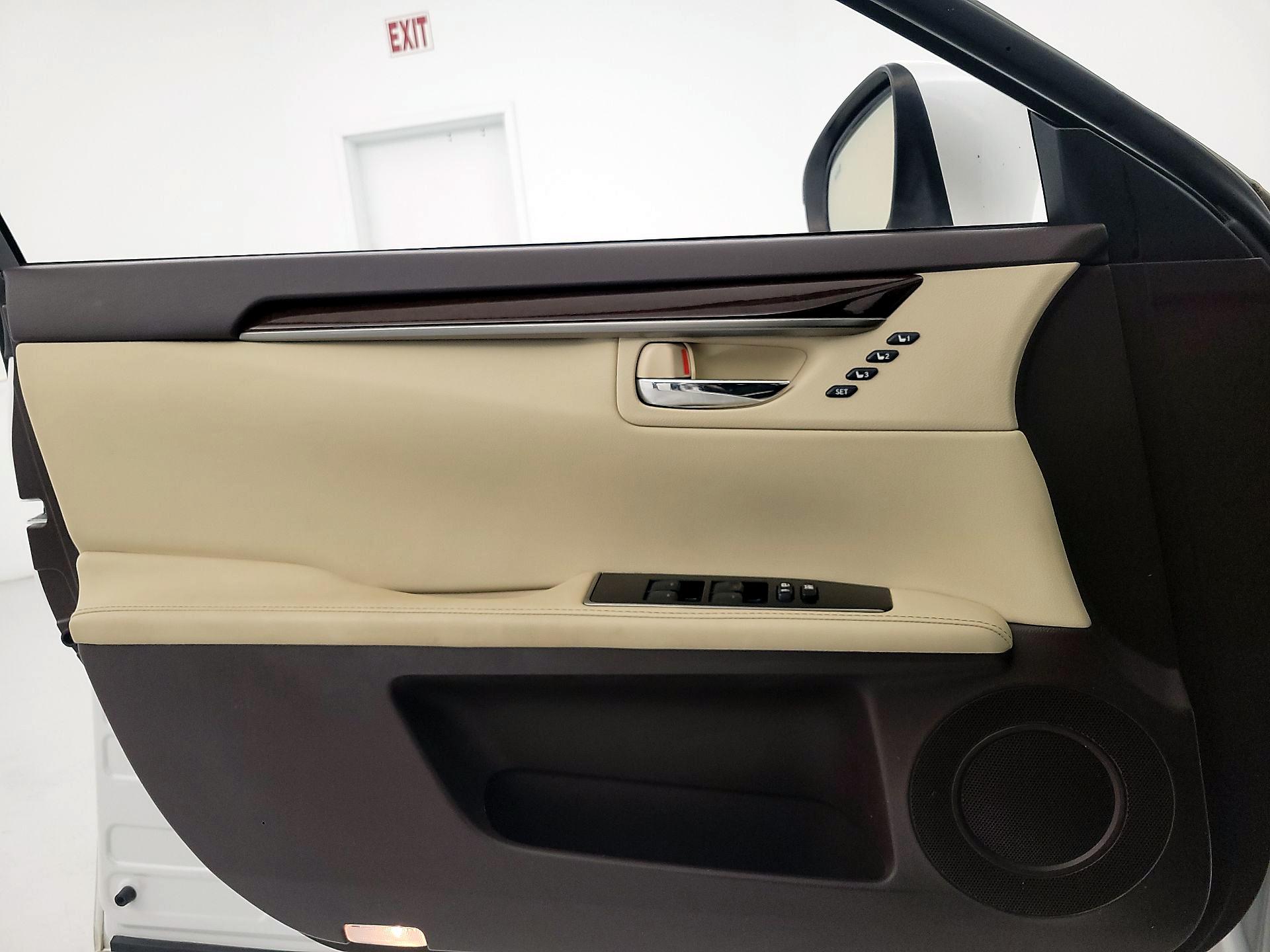 Thumbnail: 2018 Lexus ES - 12