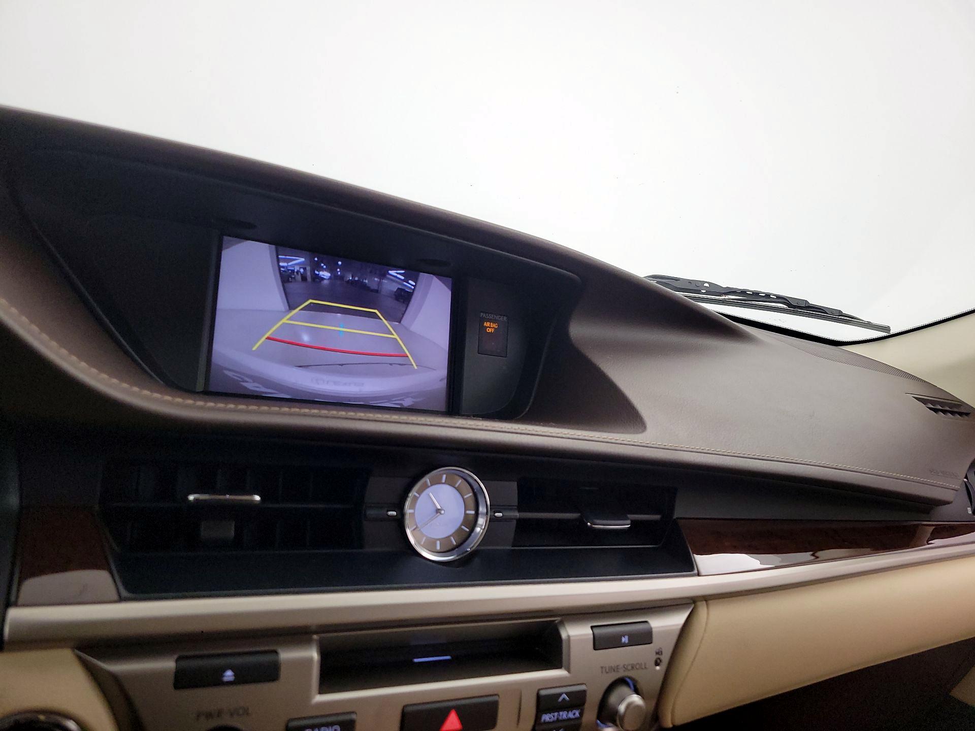 Thumbnail: 2018 Lexus ES - 14