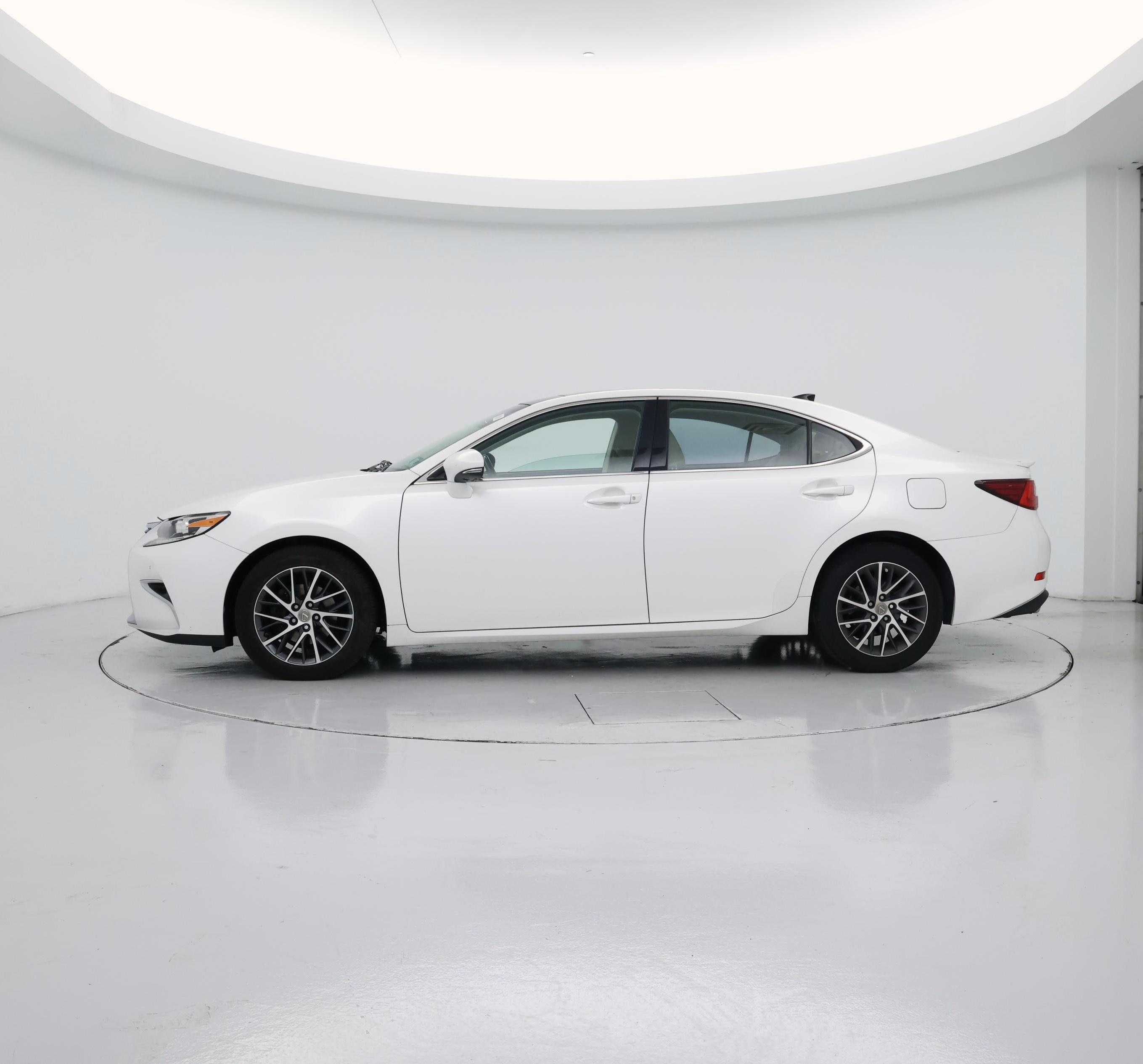 Thumbnail: 2018 Lexus ES - 3