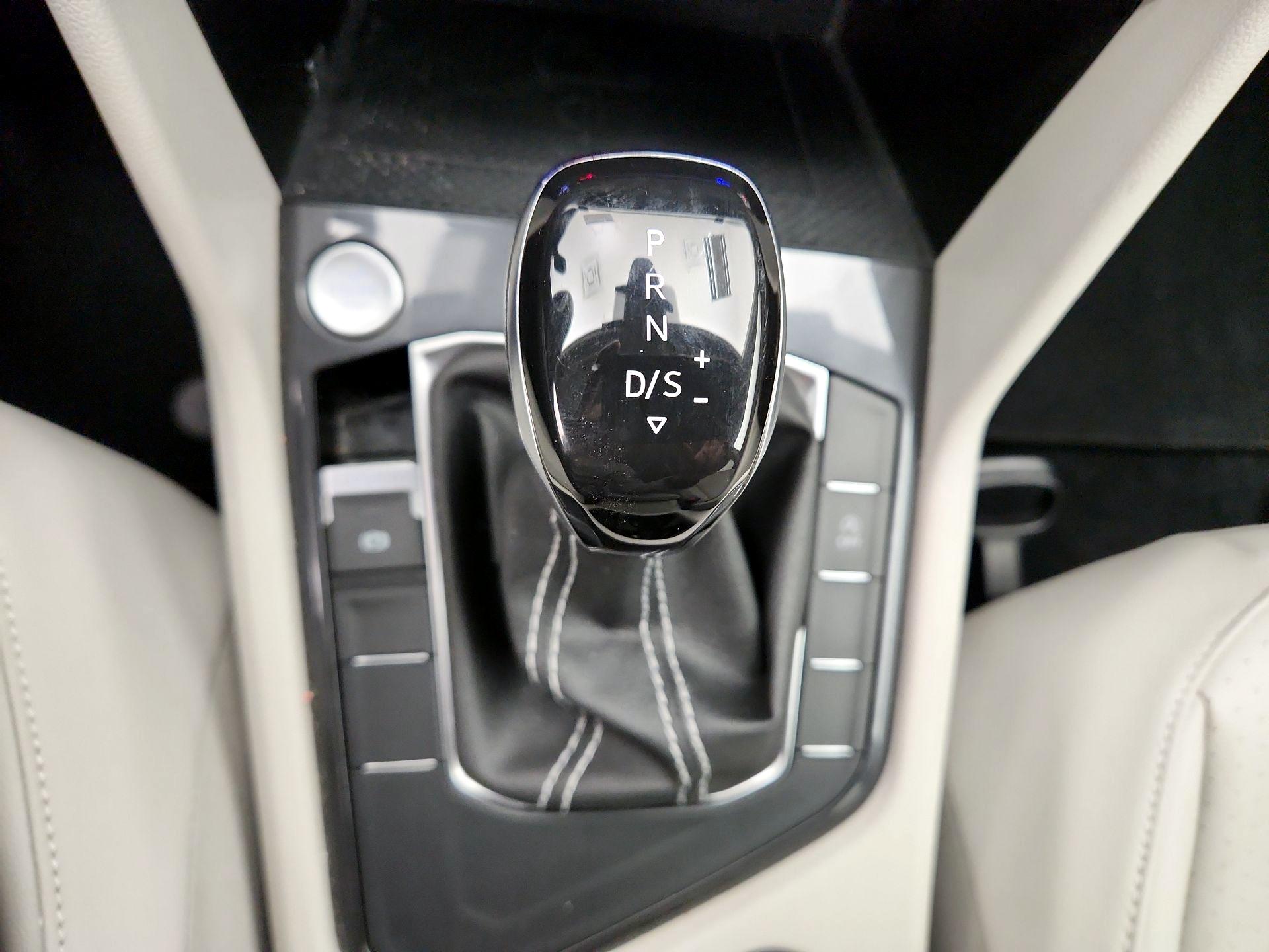 Thumbnail: 2022 Volkswagen Tiguan - 17