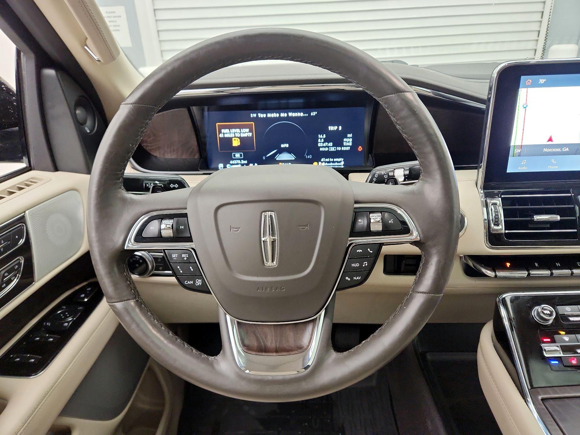 Thumbnail: 2021 Lincoln Navigator L - 10