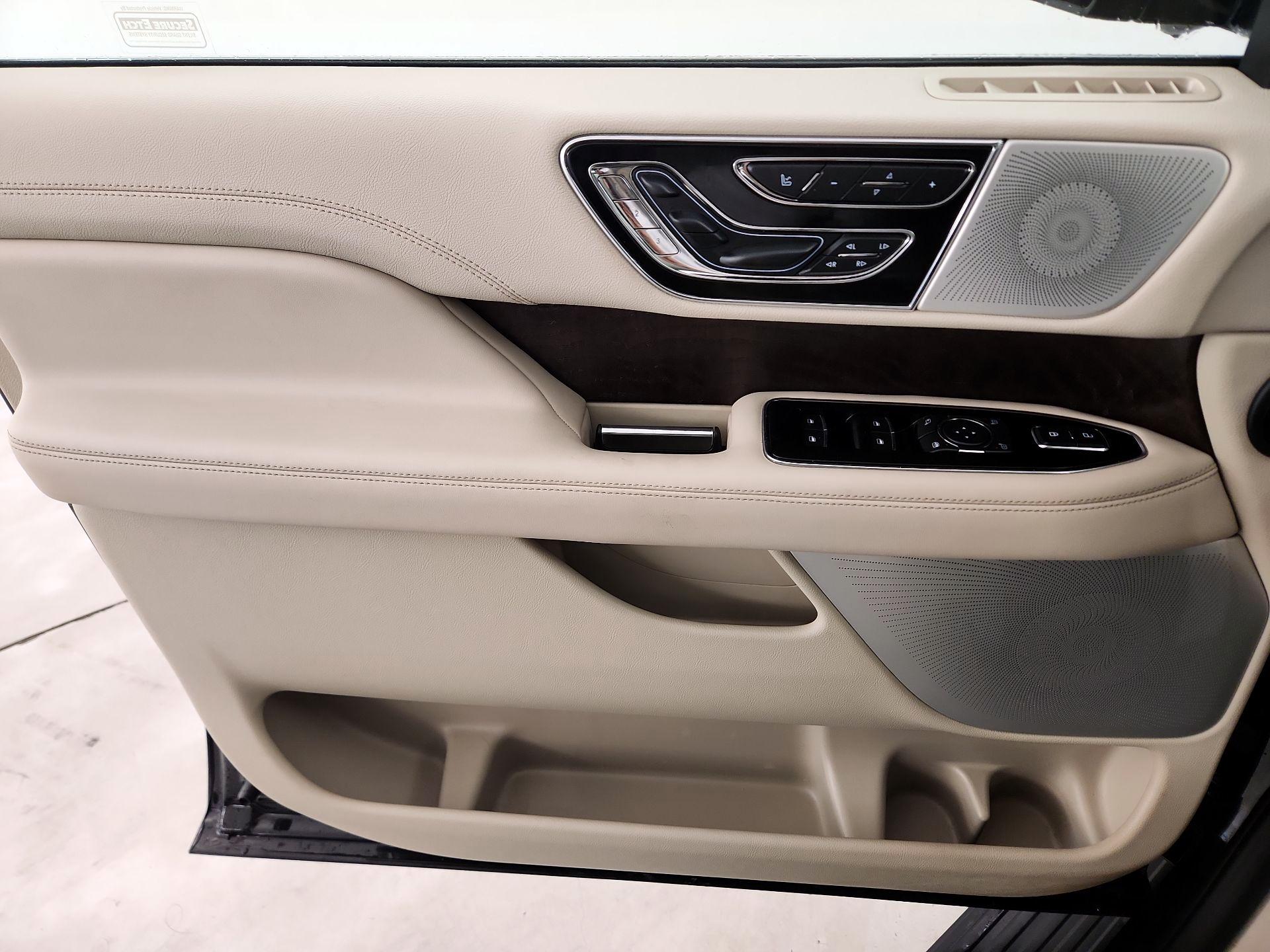 Thumbnail: 2021 Lincoln Navigator L - 12