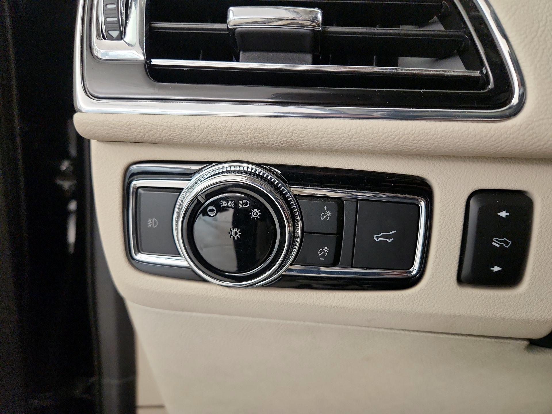 Thumbnail: 2021 Lincoln Navigator L - 13