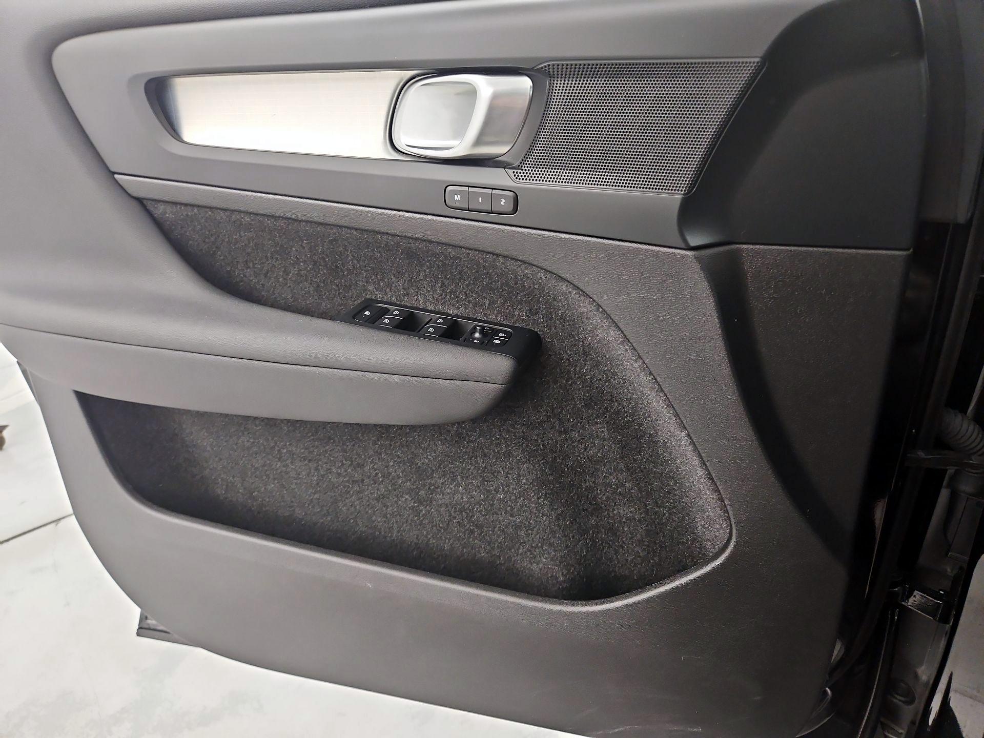 Thumbnail: 2024 Volvo XC40 - 12