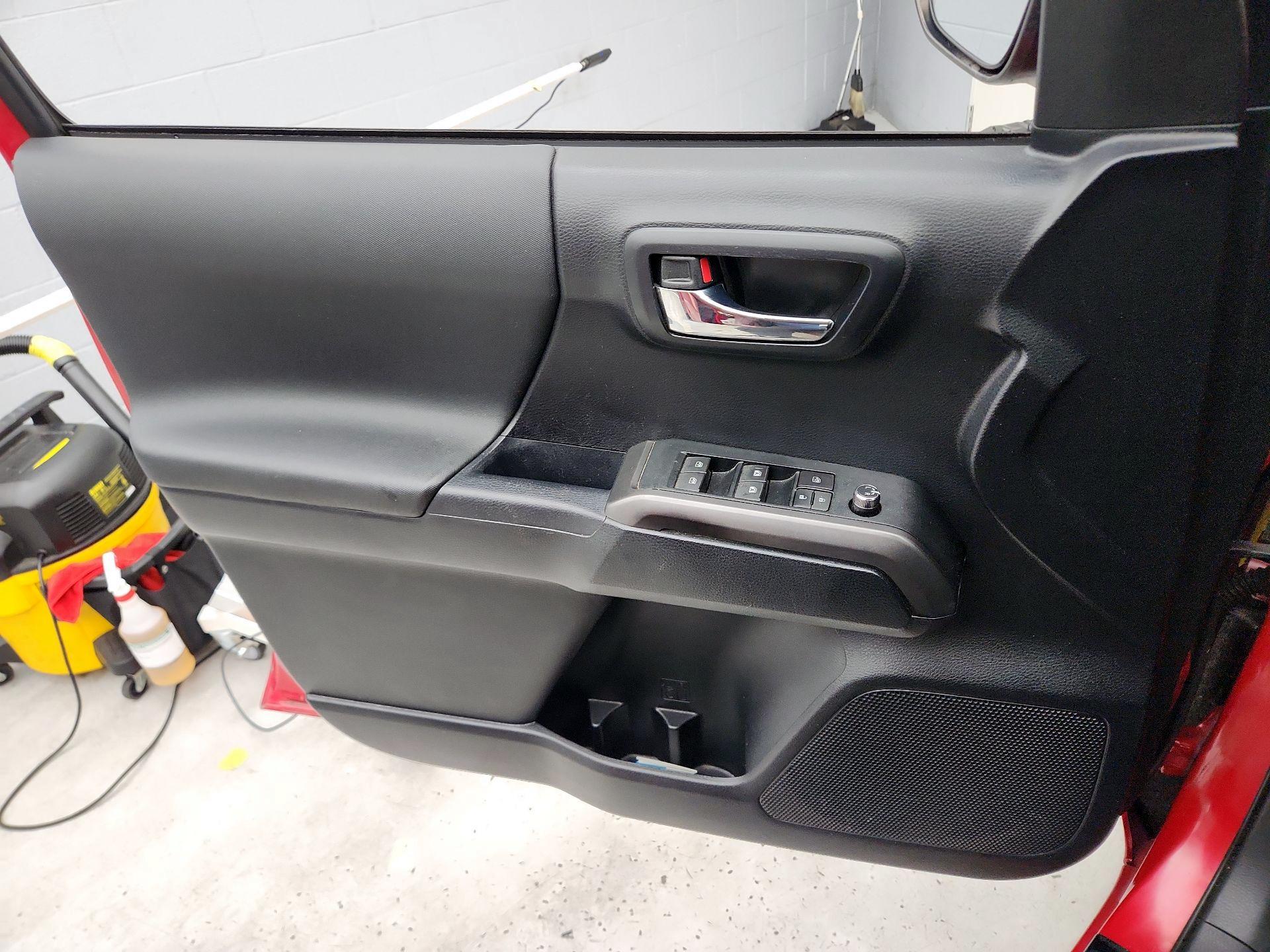 Thumbnail: 2016 Toyota Tacoma - 12