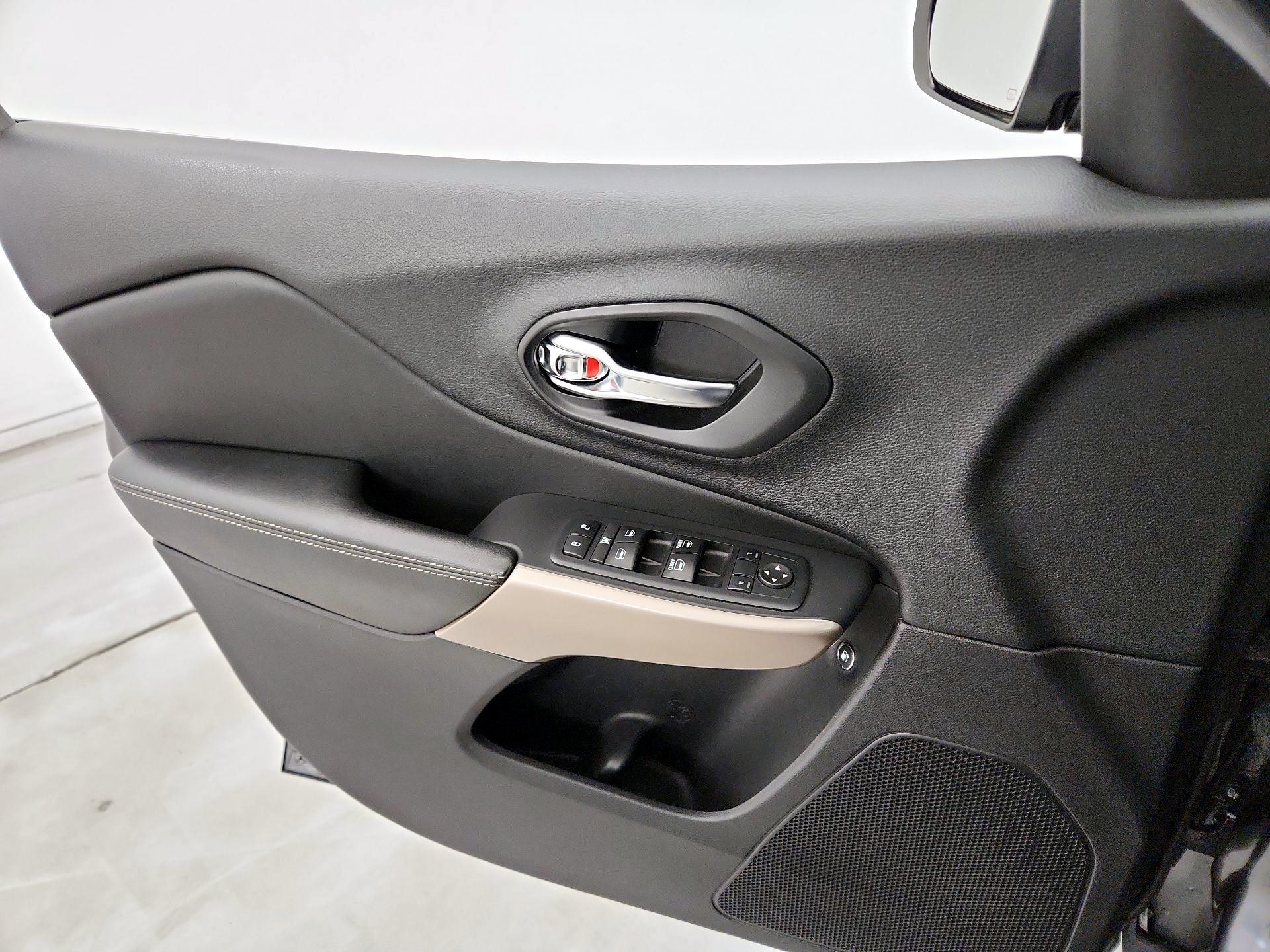 Thumbnail: 2017 Jeep Cherokee - 12