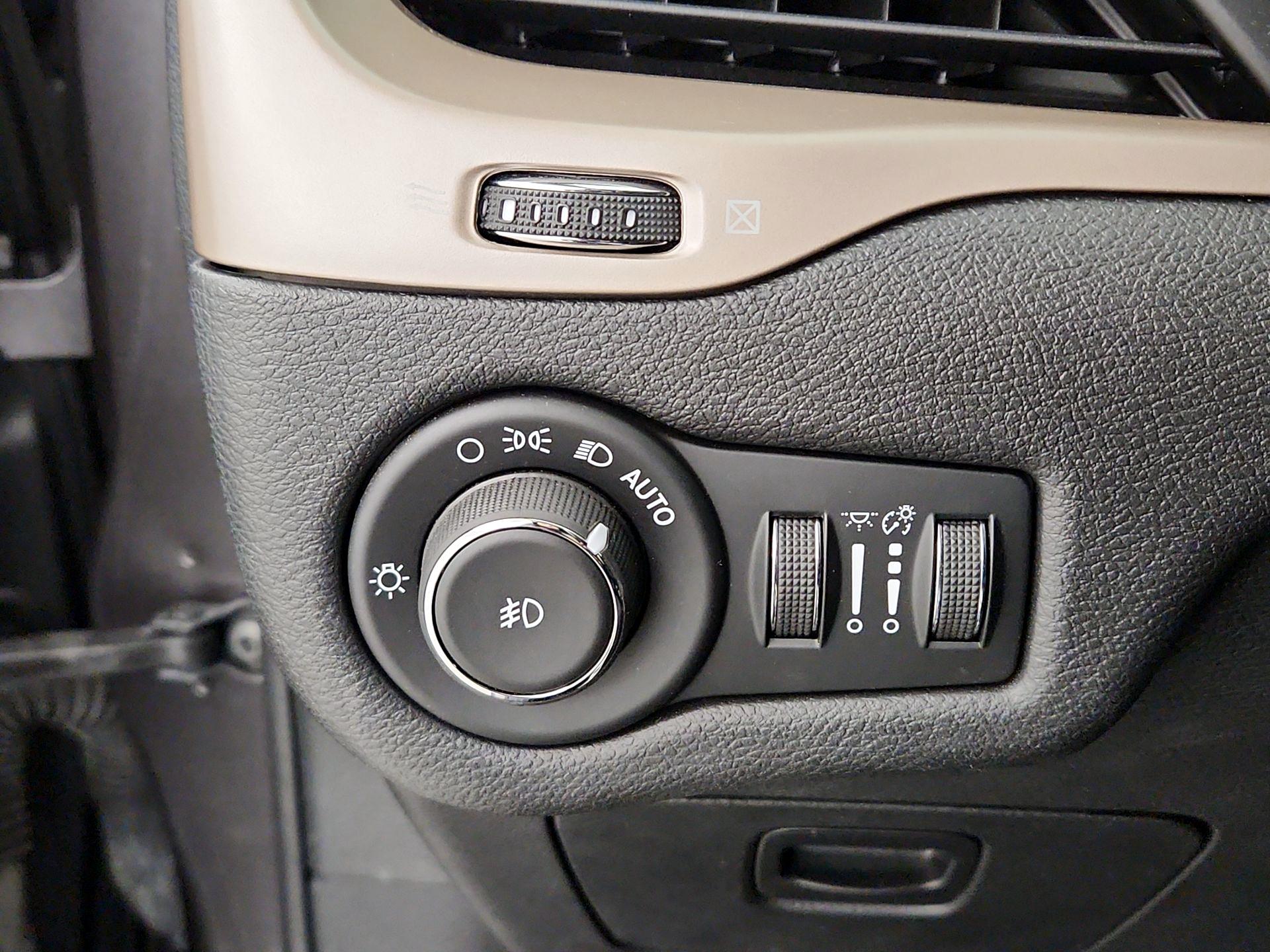 Thumbnail: 2017 Jeep Cherokee - 13