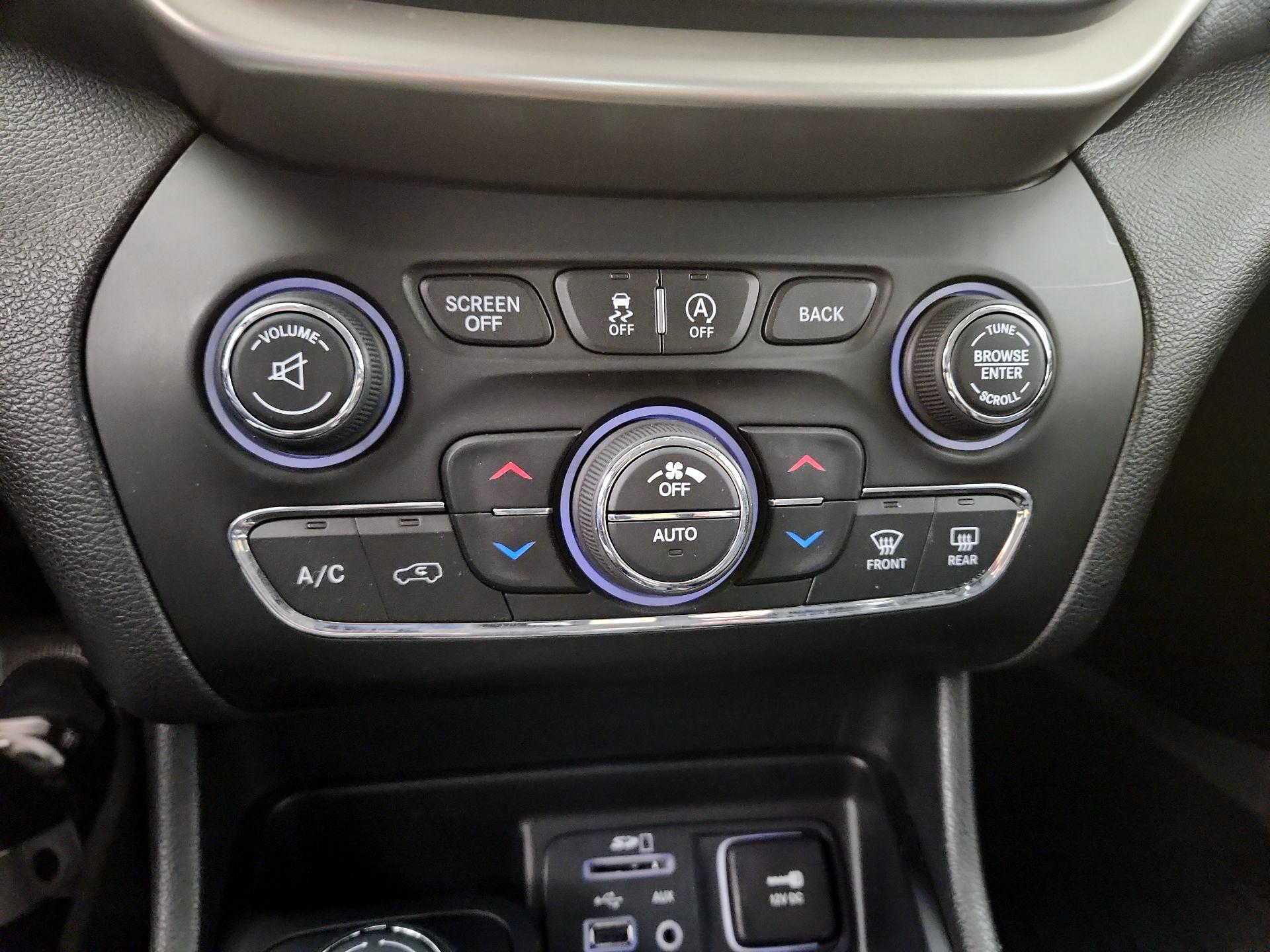 Thumbnail: 2017 Jeep Cherokee - 16