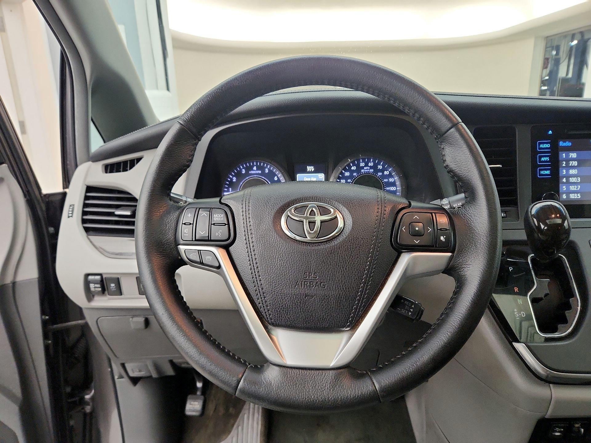Thumbnail: 2015 Toyota Sienna - 10