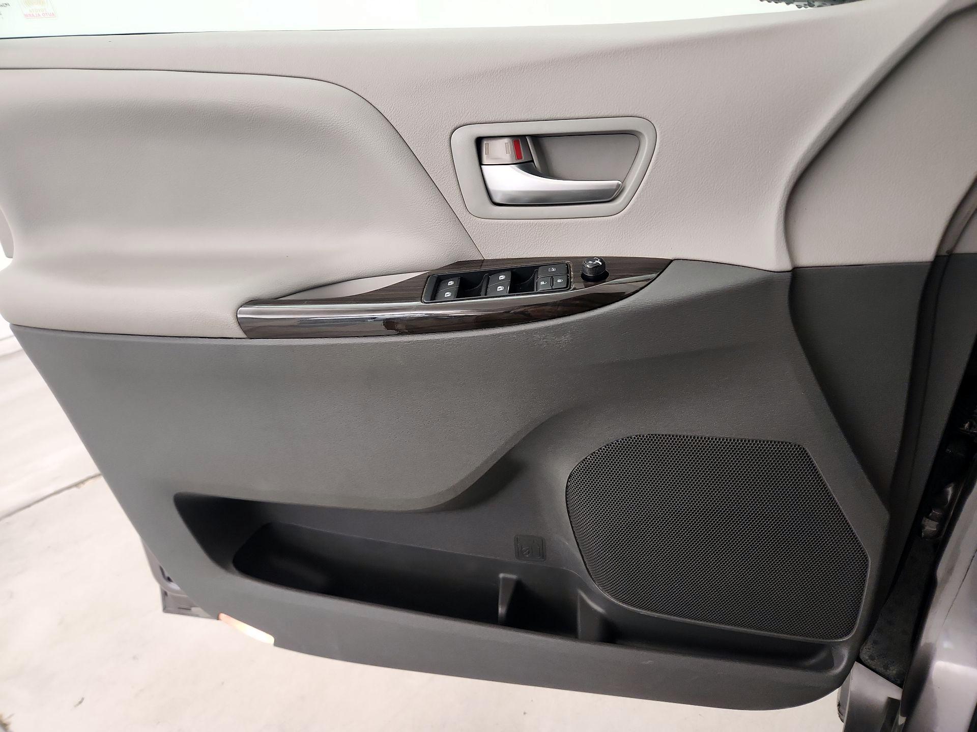 Thumbnail: 2015 Toyota Sienna - 12