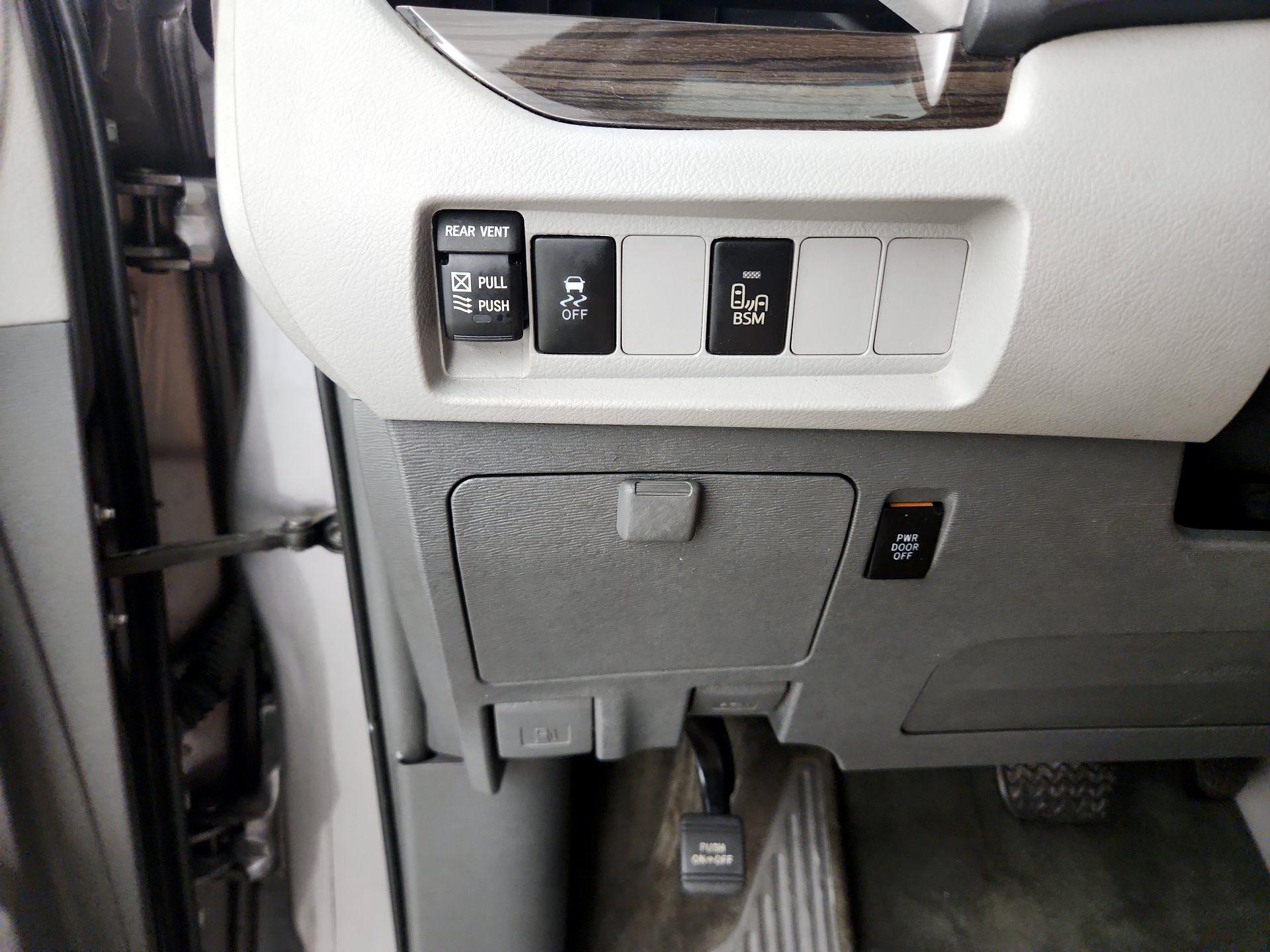 Thumbnail: 2015 Toyota Sienna - 13