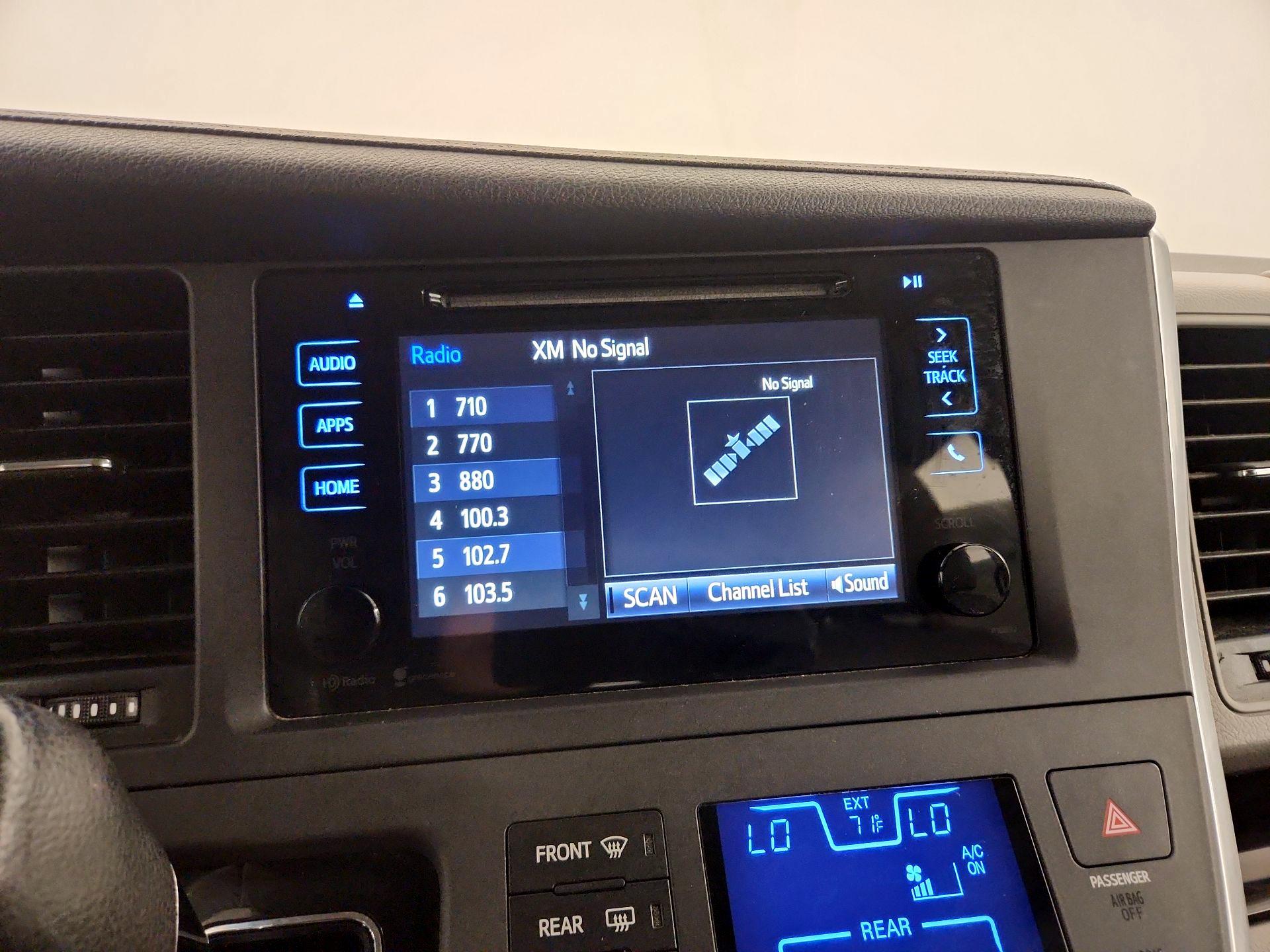 Thumbnail: 2015 Toyota Sienna - 15
