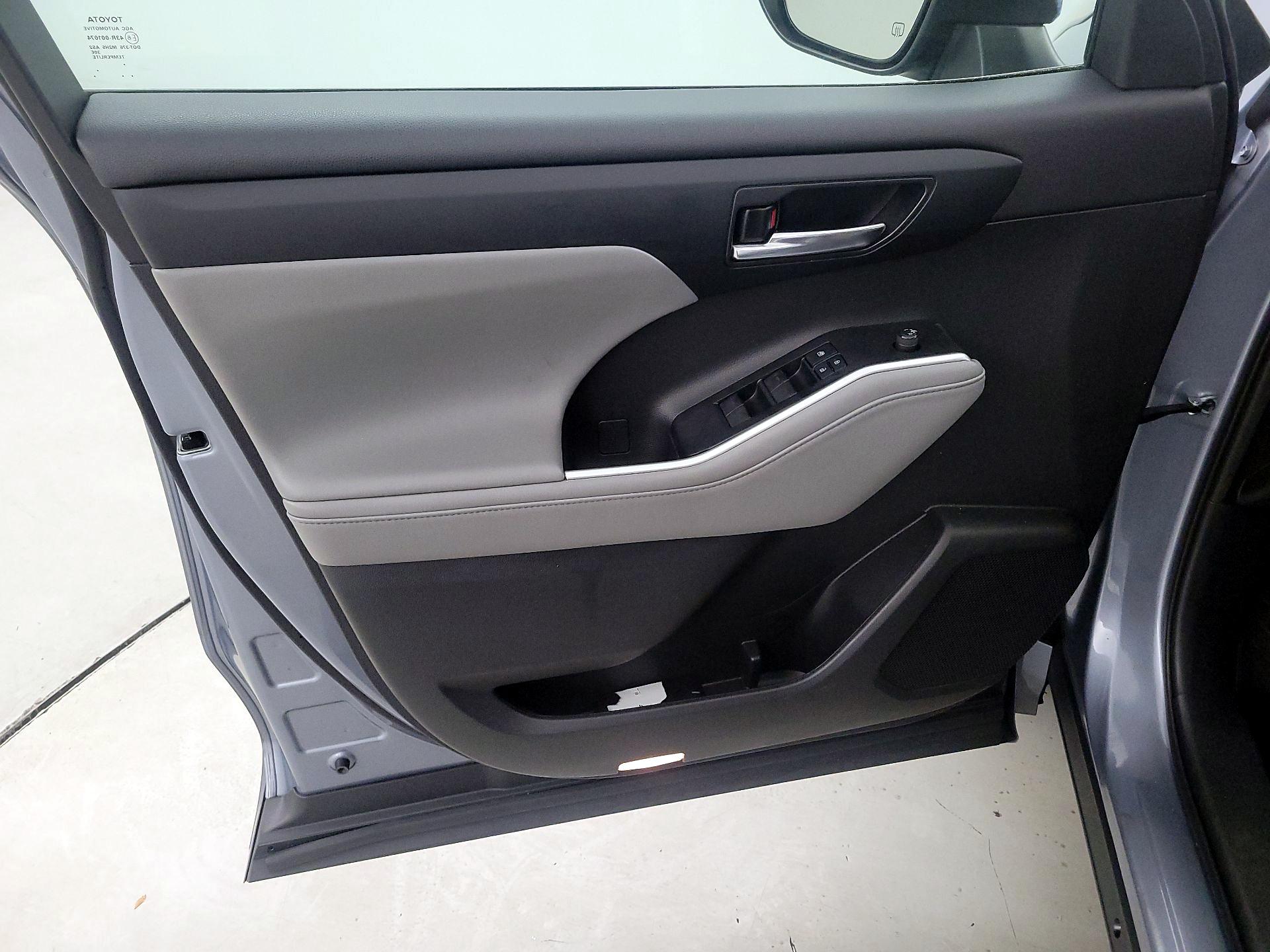 Thumbnail: 2021 Toyota Highlander - 12