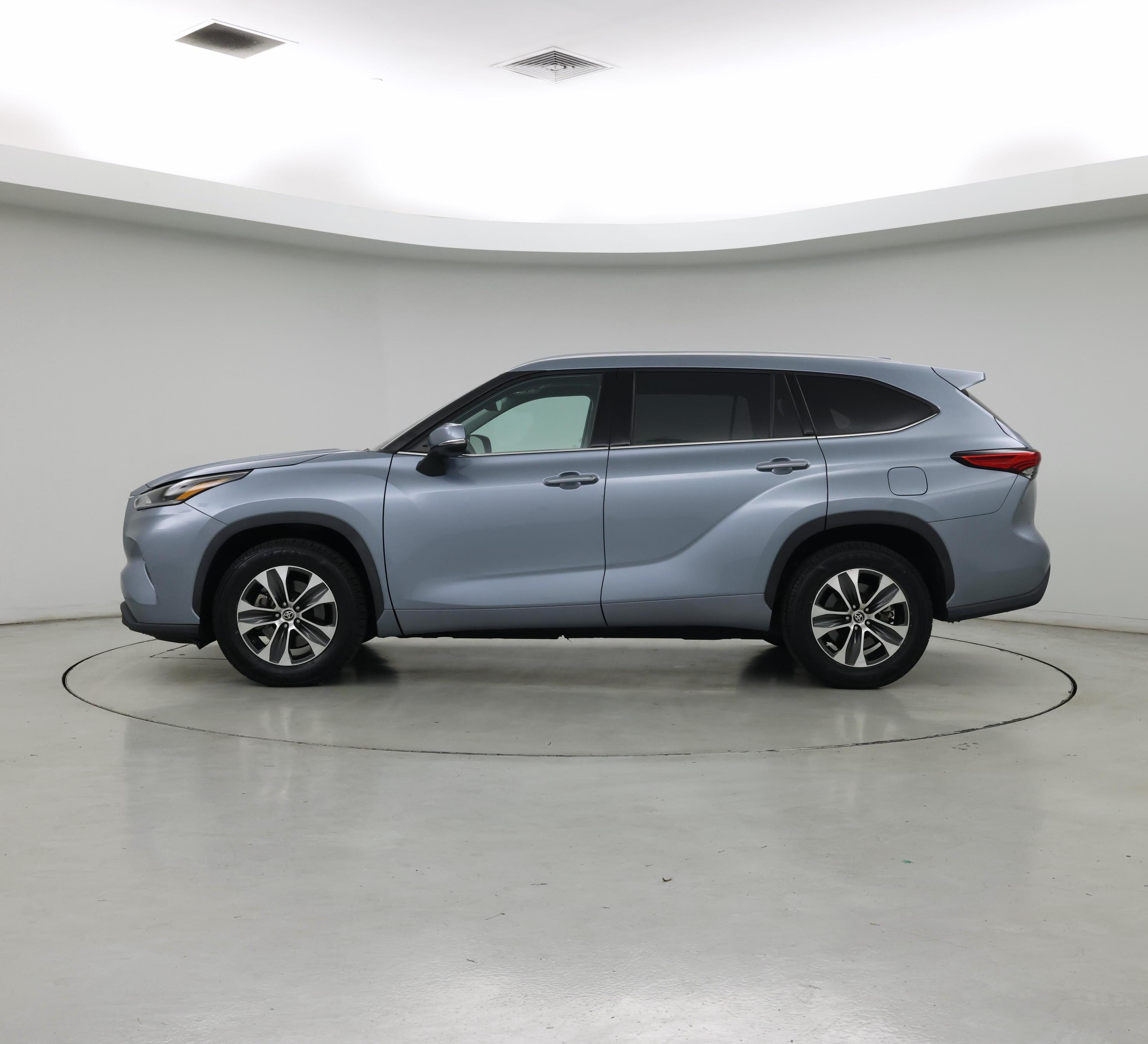 Thumbnail: 2021 Toyota Highlander - 3