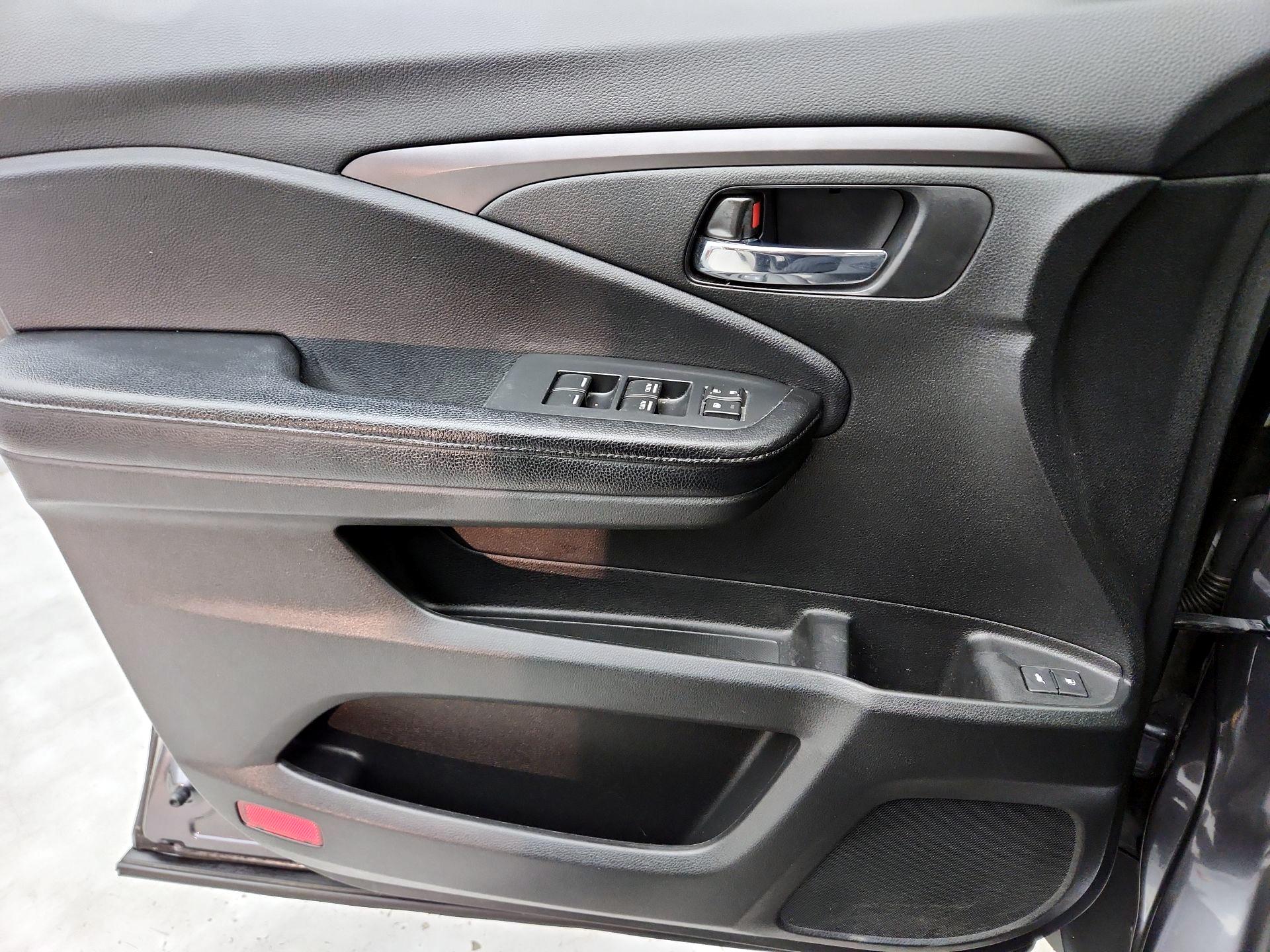 Thumbnail: 2017 Honda Pilot - 12