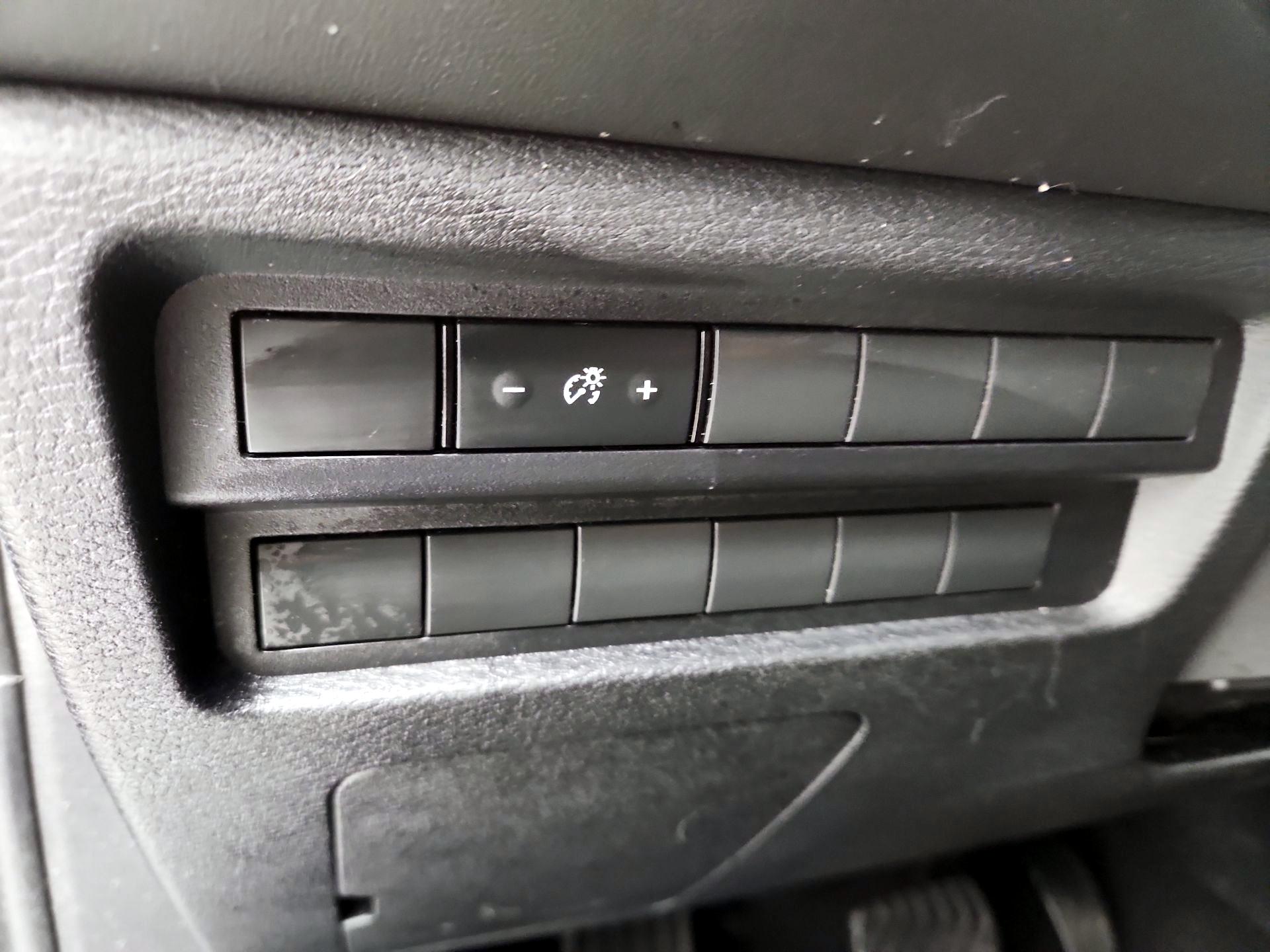 Thumbnail: 2023 Mitsubishi Outlander - 13