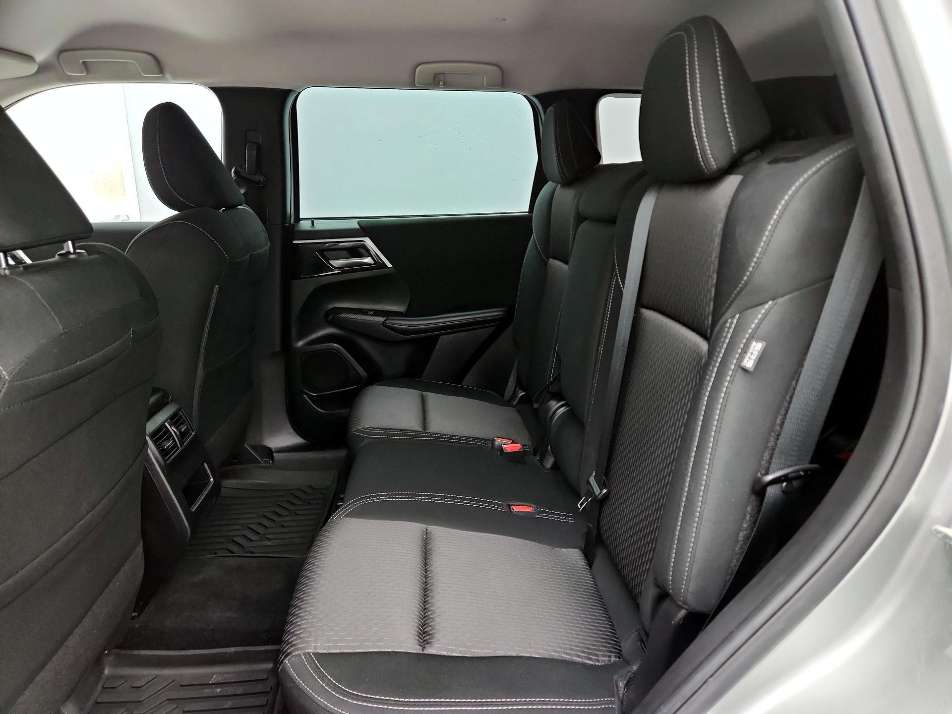 Thumbnail: 2023 Mitsubishi Outlander - 19