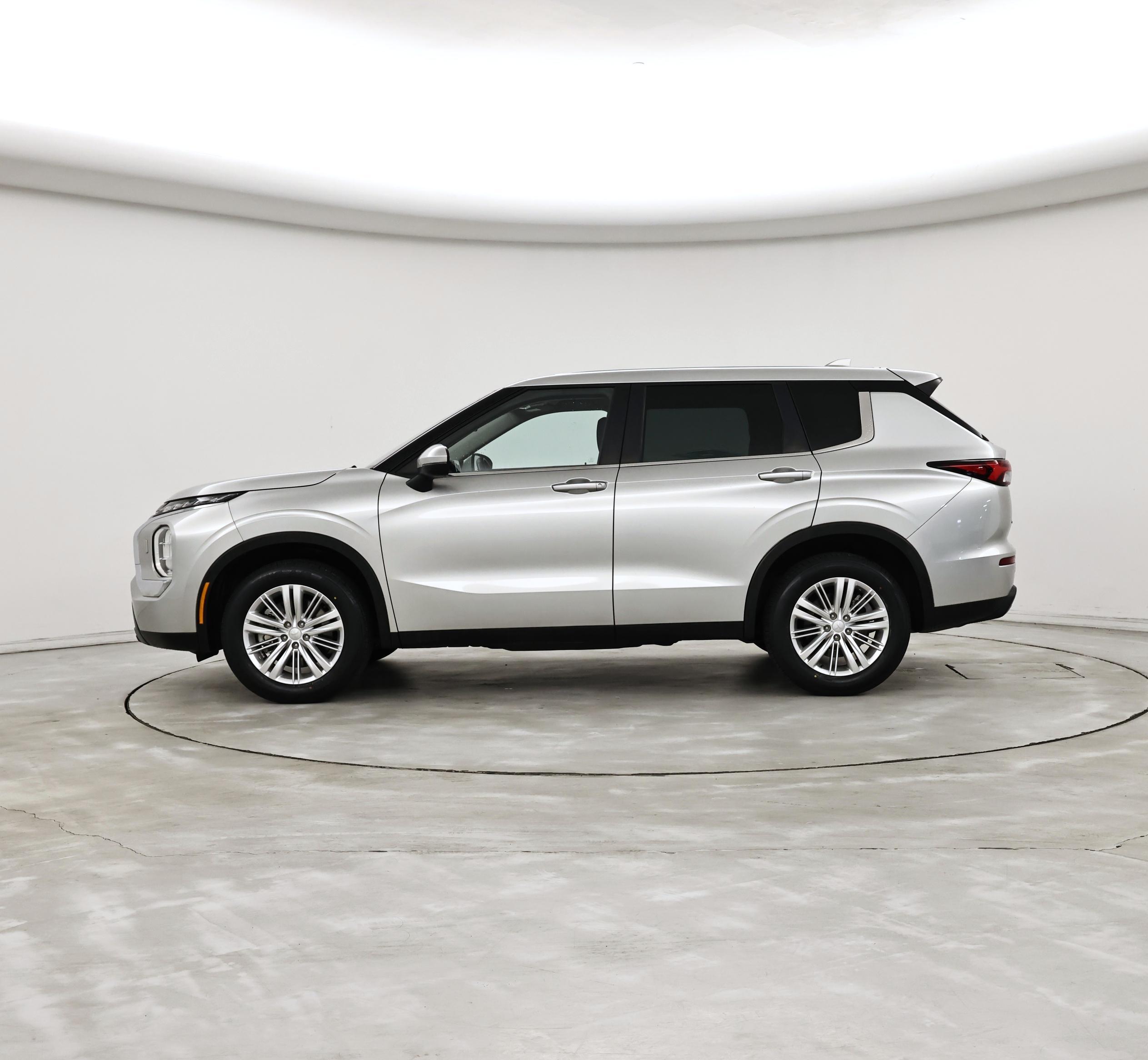 Thumbnail: 2023 Mitsubishi Outlander - 3