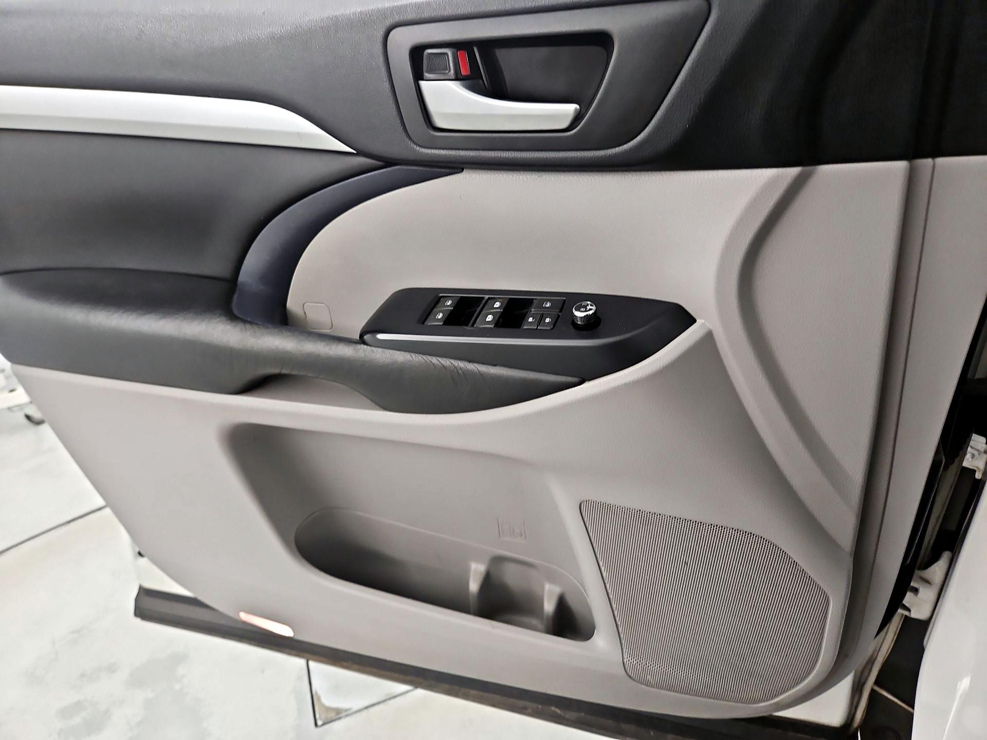 Thumbnail: 2019 Toyota Highlander - 12