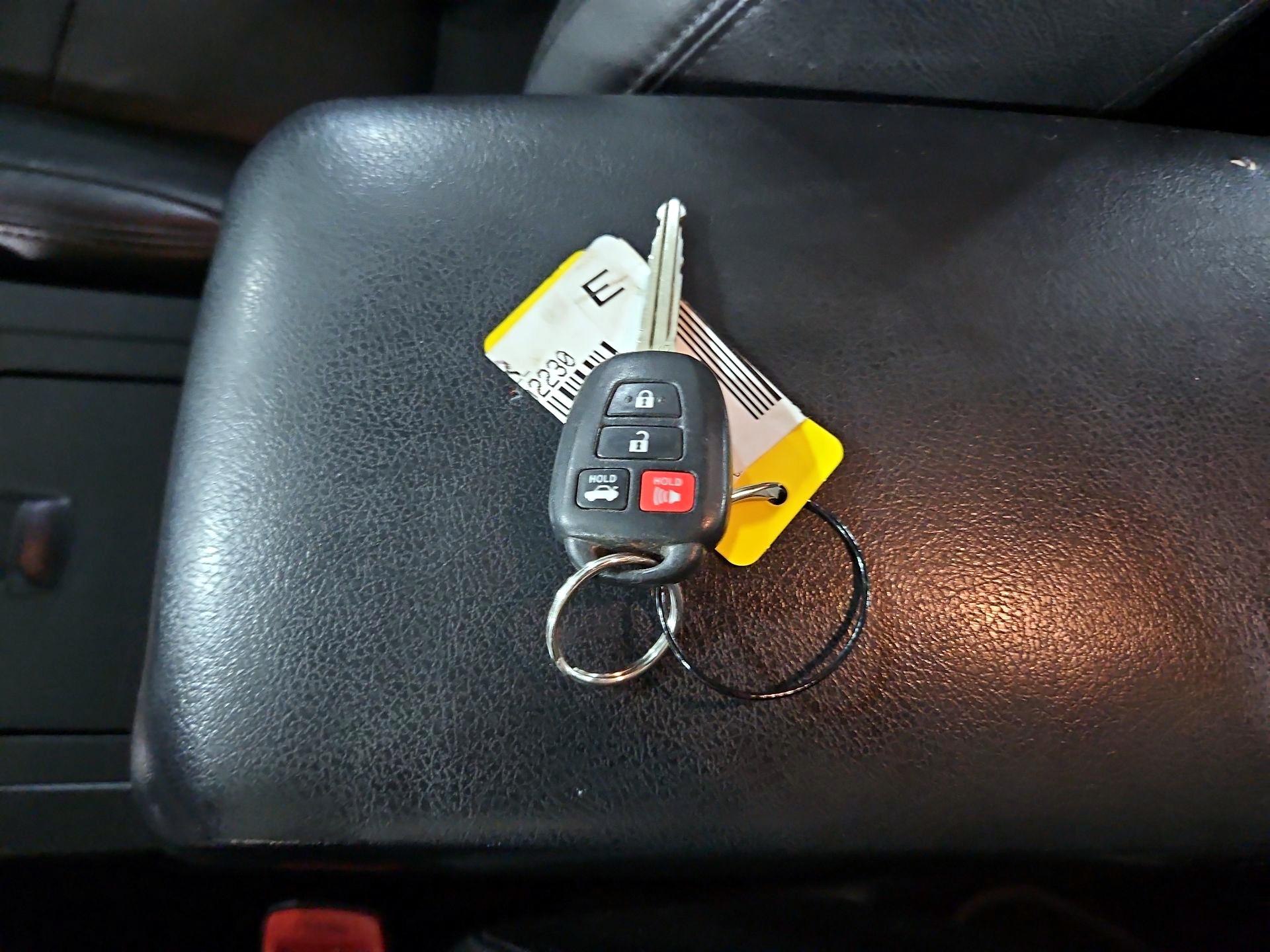 Thumbnail: 2014 Toyota Camry - 18