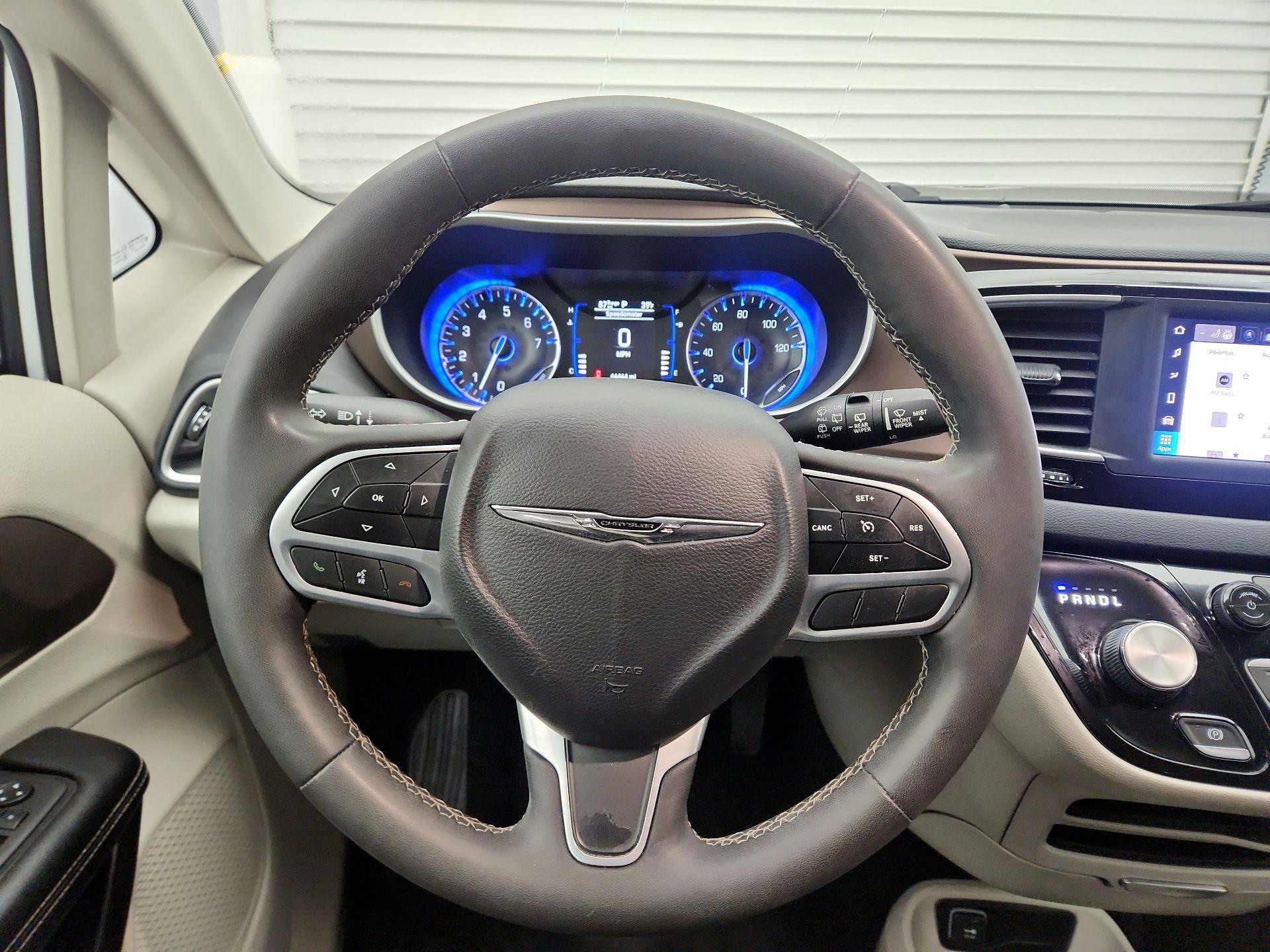 Thumbnail: 2022 Chrysler Voyager - 10