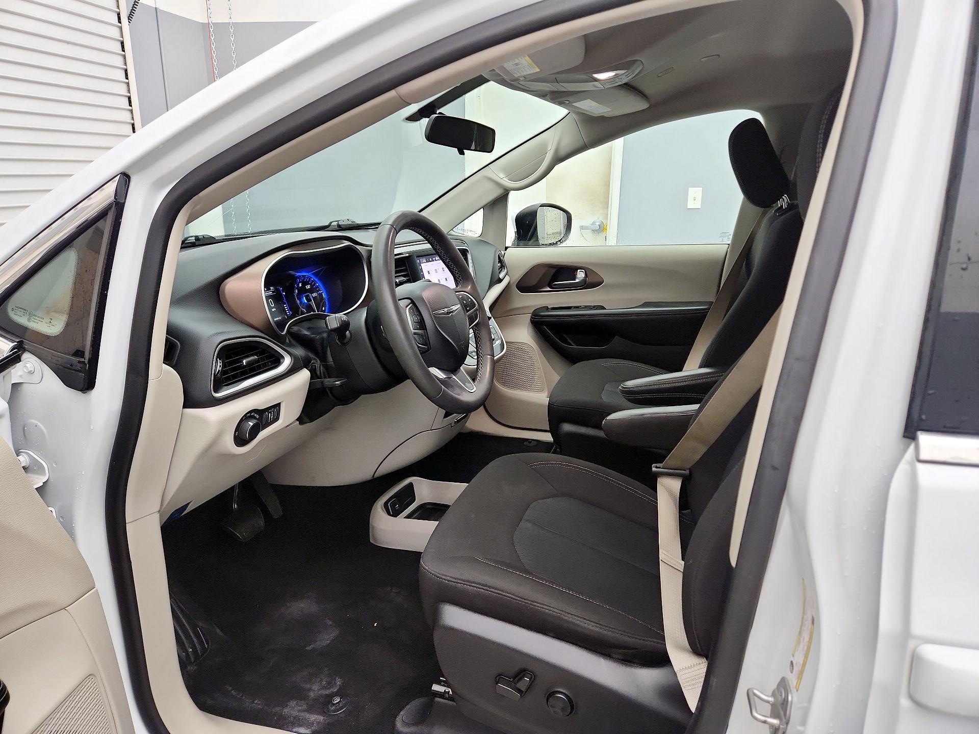 Thumbnail: 2022 Chrysler Voyager - 11