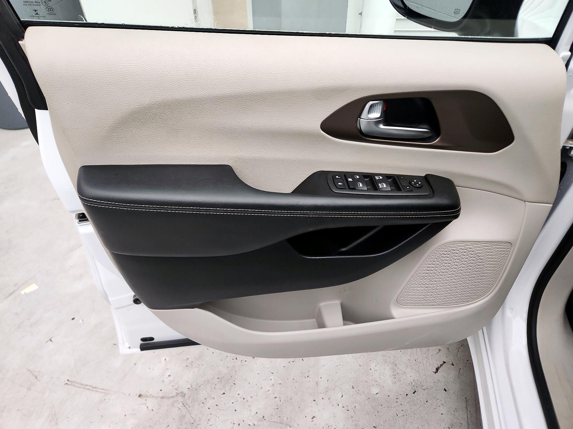 Thumbnail: 2022 Chrysler Voyager - 12