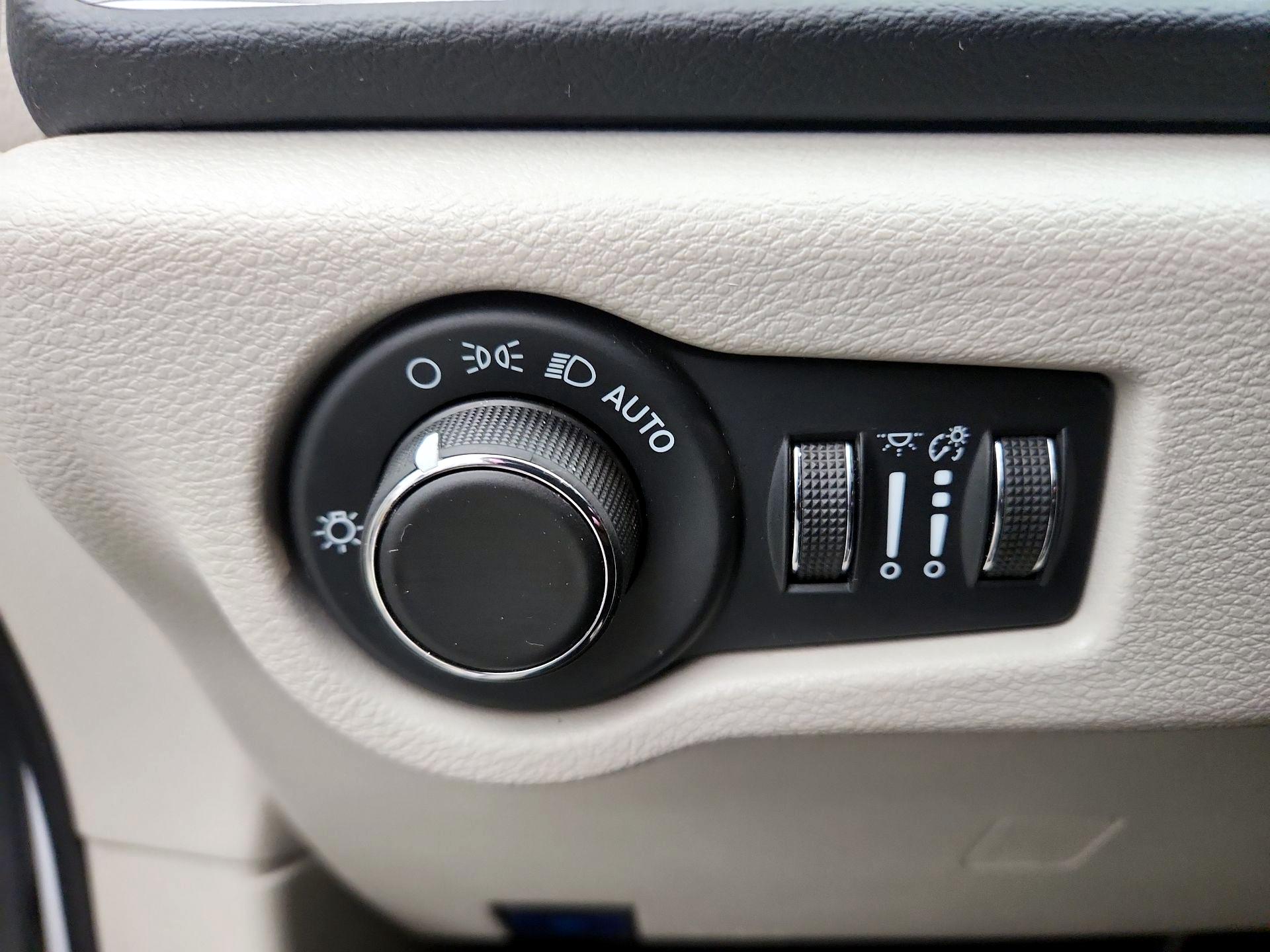 Thumbnail: 2022 Chrysler Voyager - 13