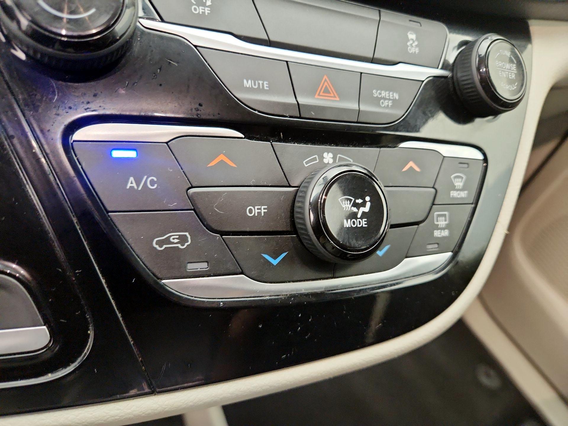 Thumbnail: 2022 Chrysler Voyager - 16