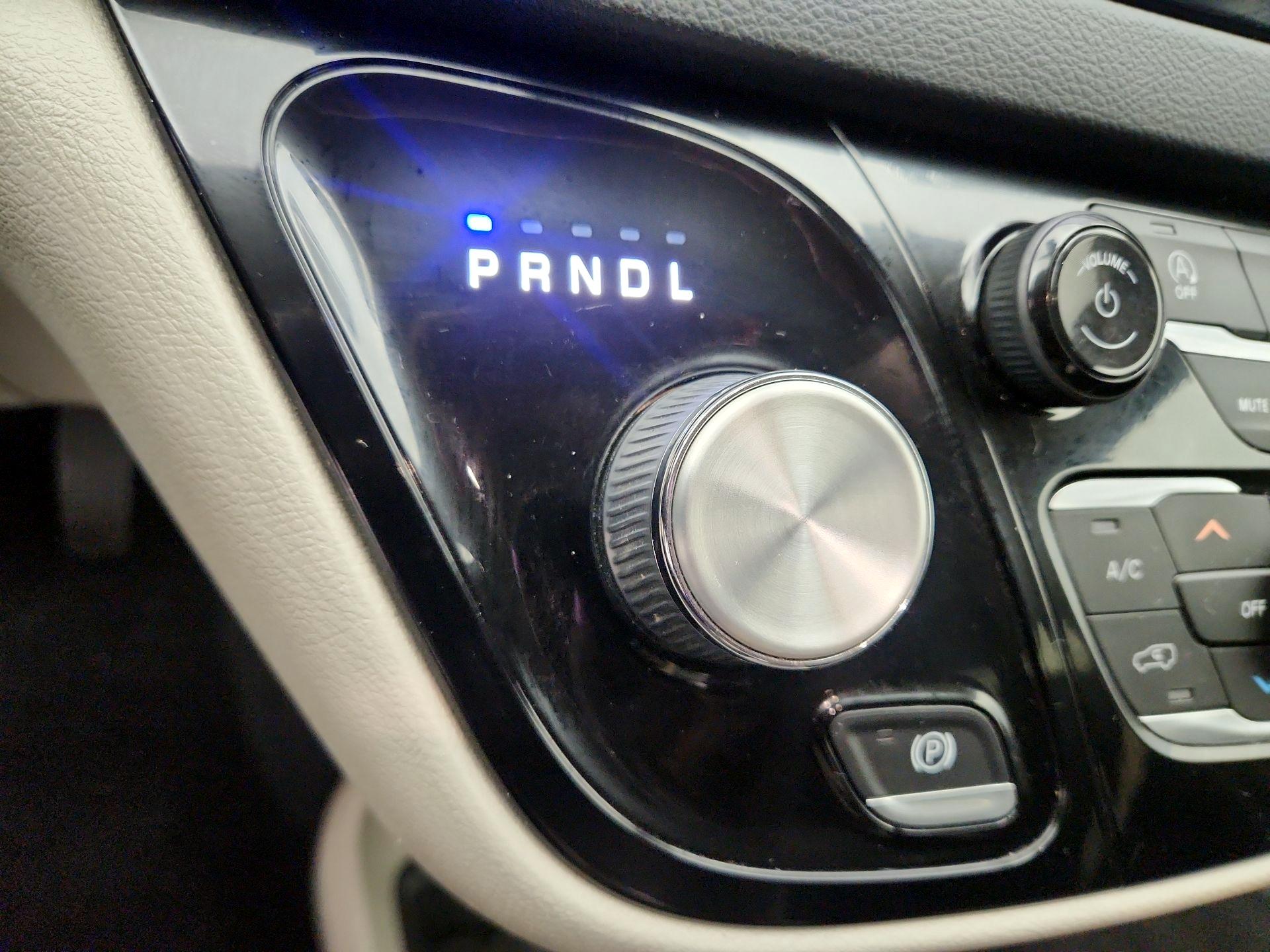 Thumbnail: 2022 Chrysler Voyager - 17