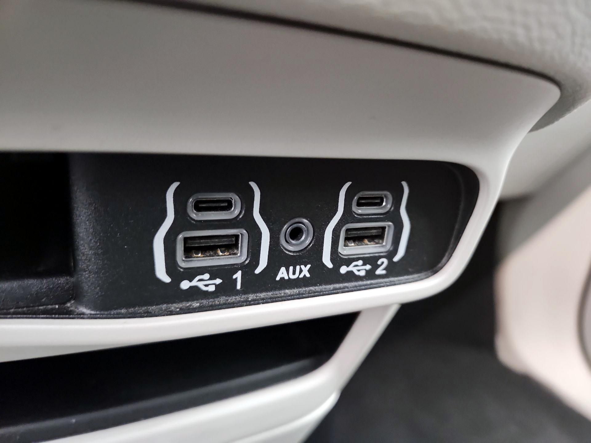 Thumbnail: 2022 Chrysler Voyager - 18