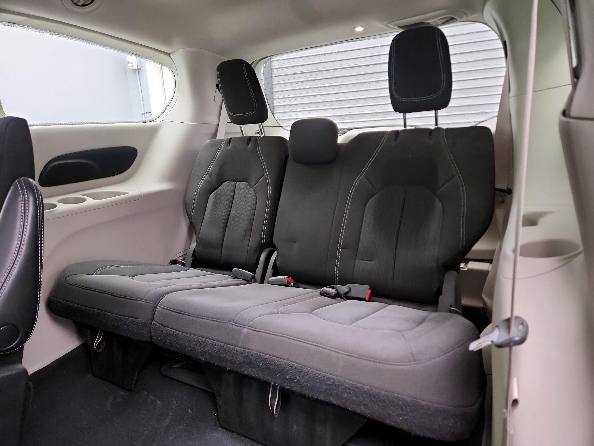 Thumbnail: 2022 Chrysler Voyager - 20