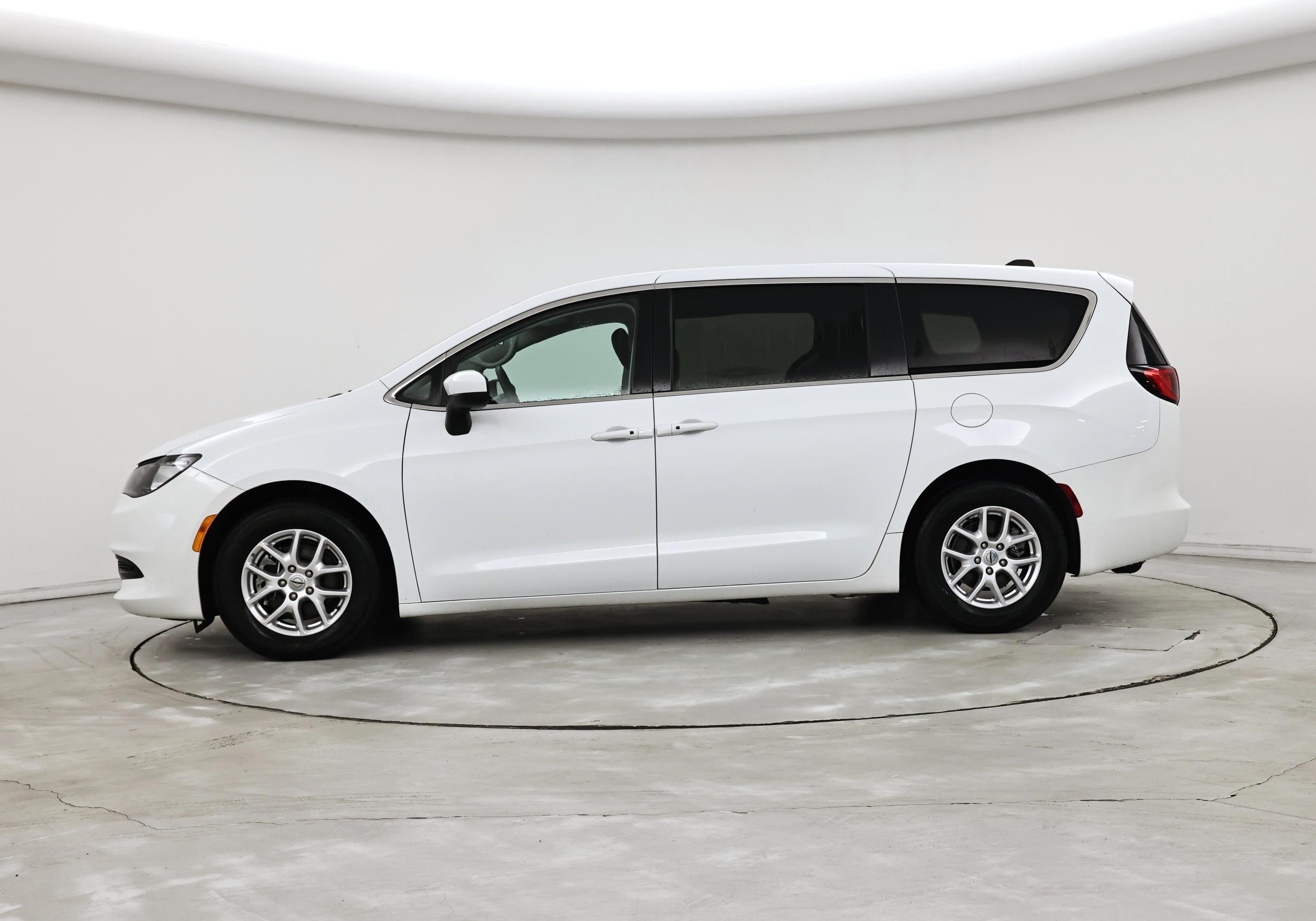 Thumbnail: 2022 Chrysler Voyager - 3