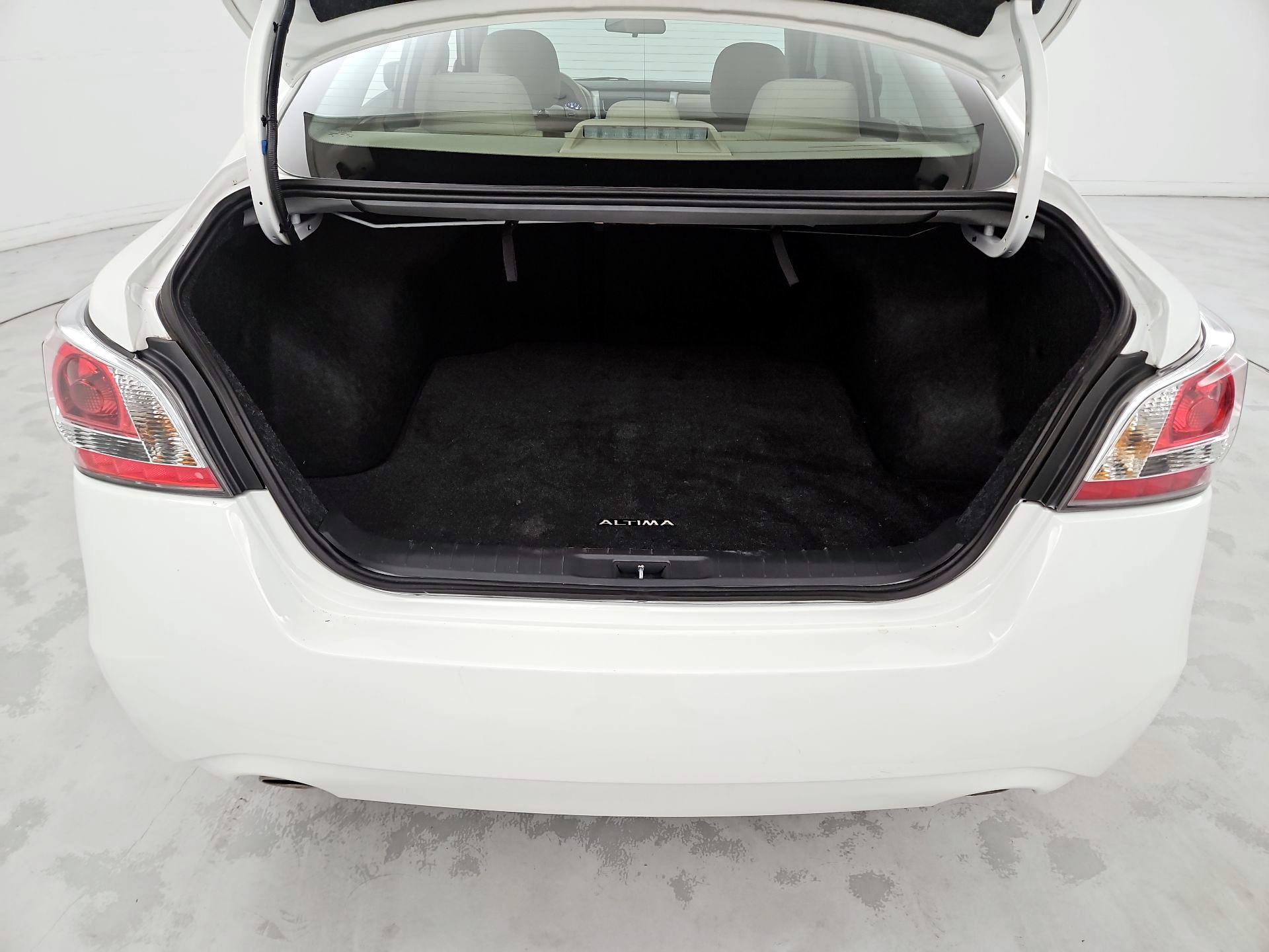 Thumbnail: 2015 Nissan Altima - 18