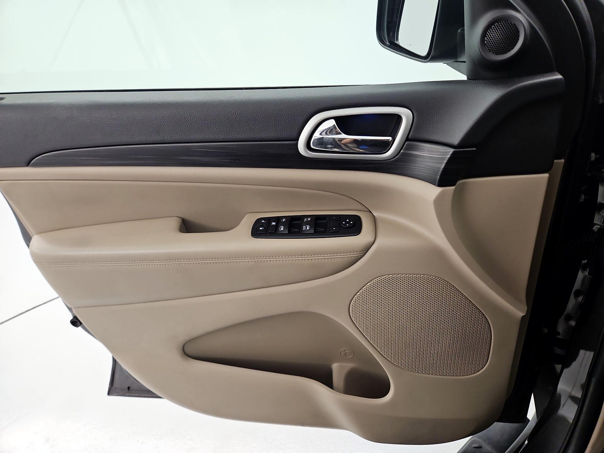 Thumbnail: 2021 Jeep Grand Cherokee - 12