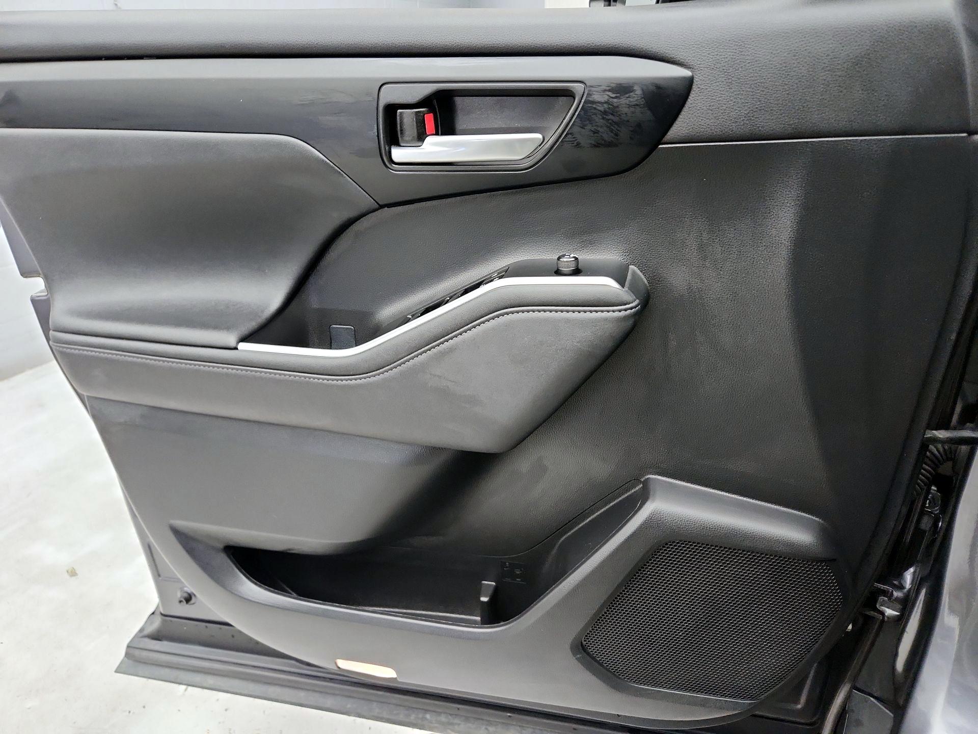 Thumbnail: 2023 Toyota Highlander - 12